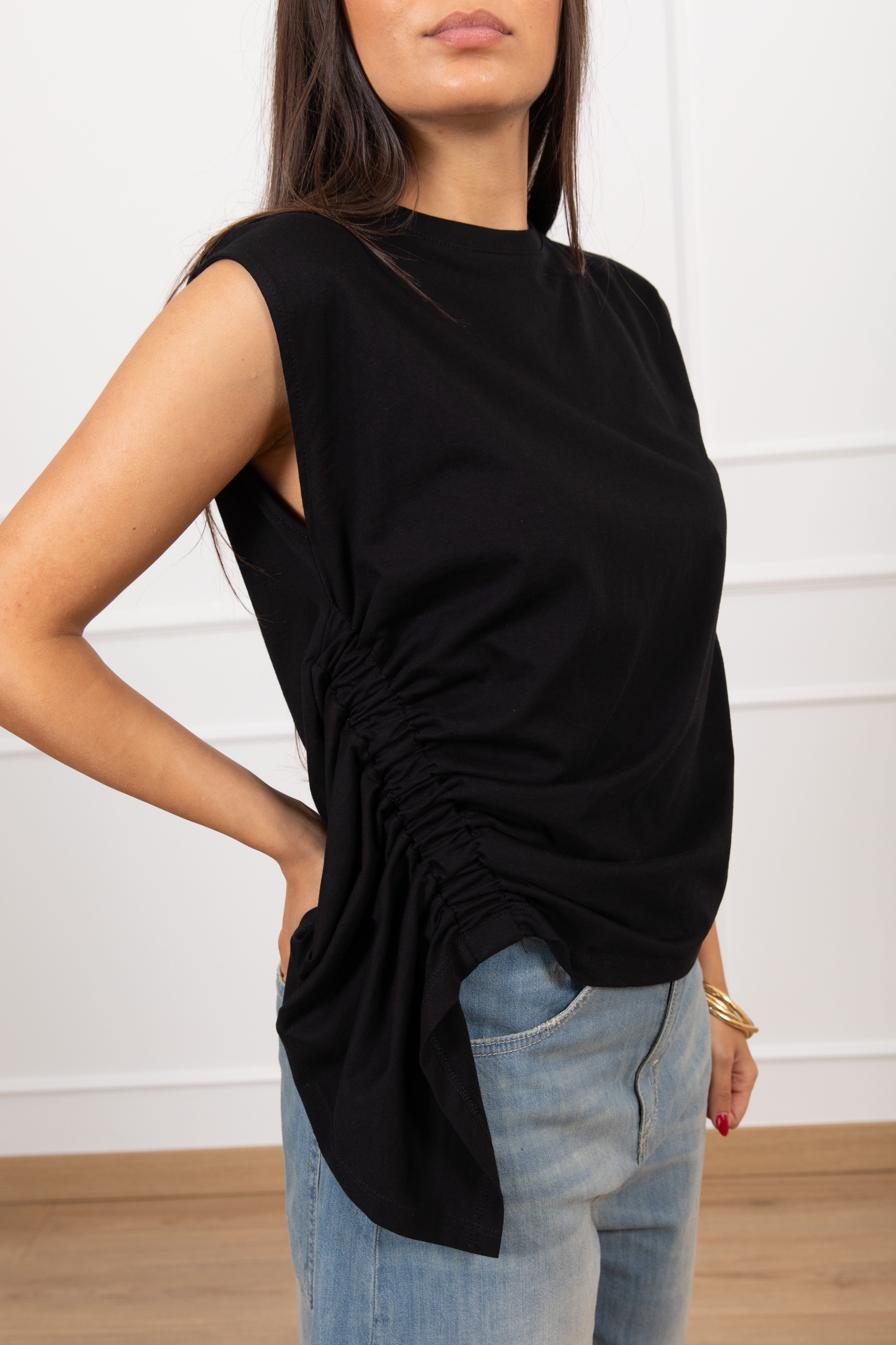 T-shirt smanicata con arricciatura ViCOLO