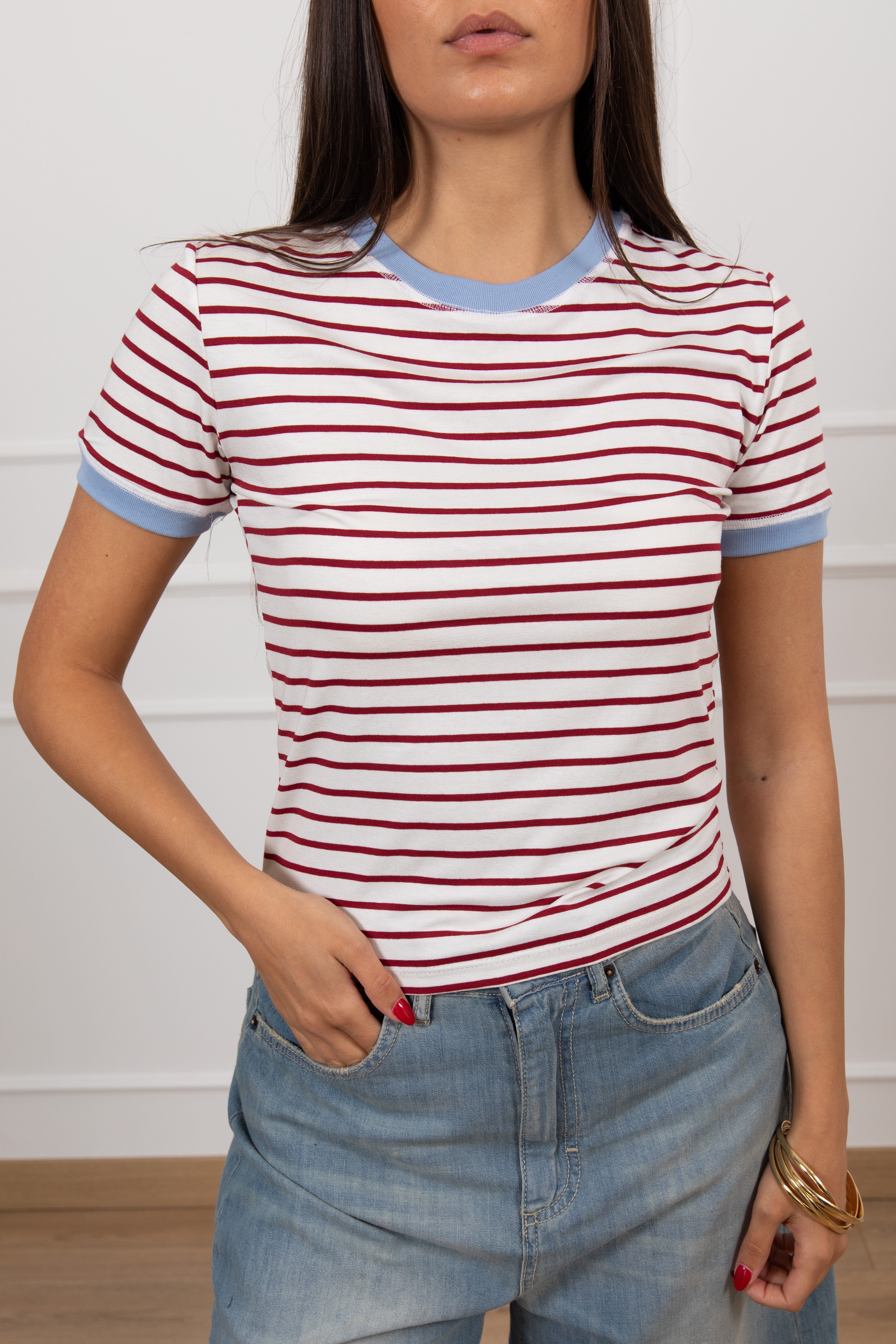T-shirt slim-fit a righe sottili con profili a contrasto ViCOLO