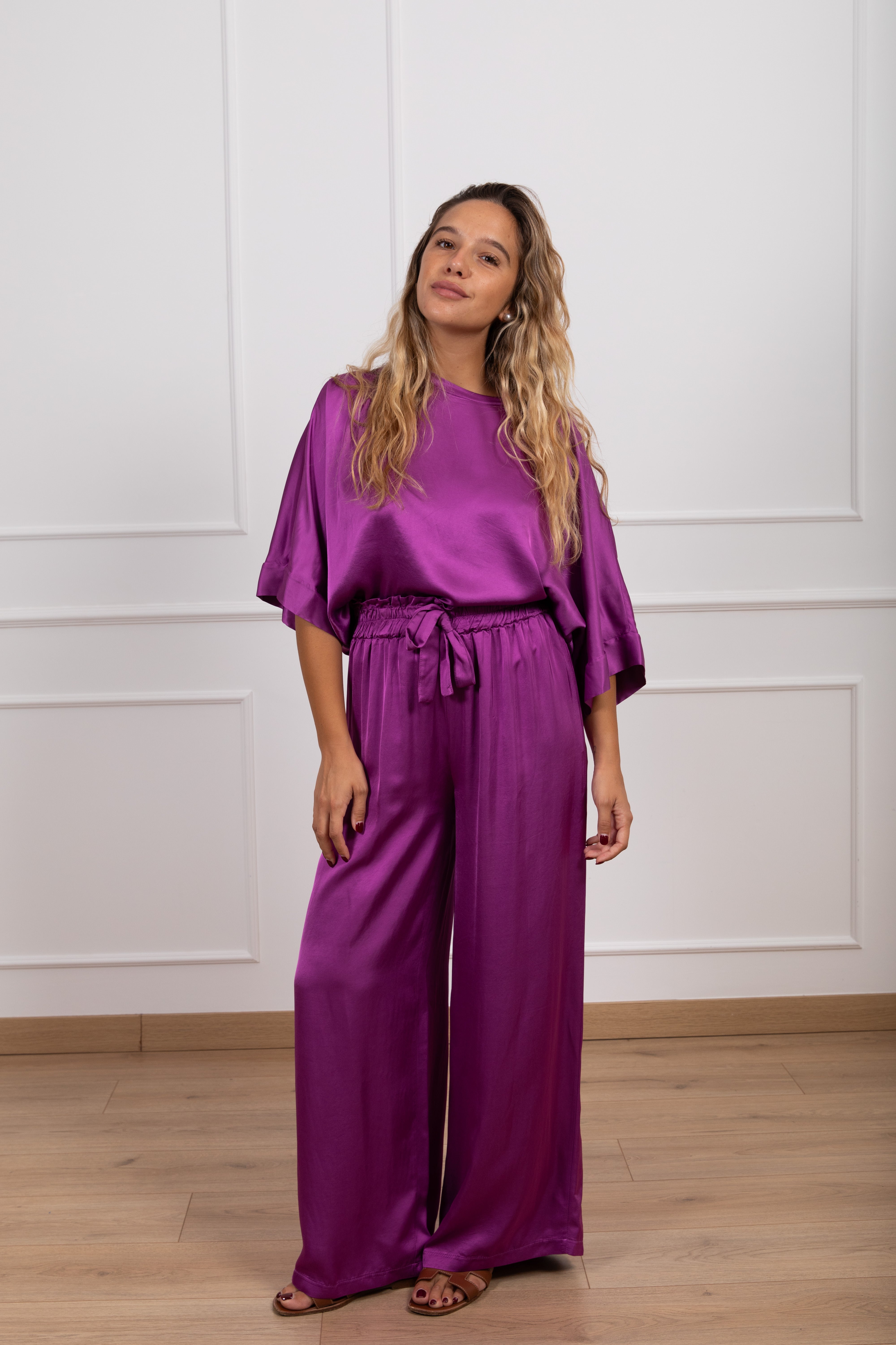 Coordinato blusa over-size e pantalone in raso con elastico Motel