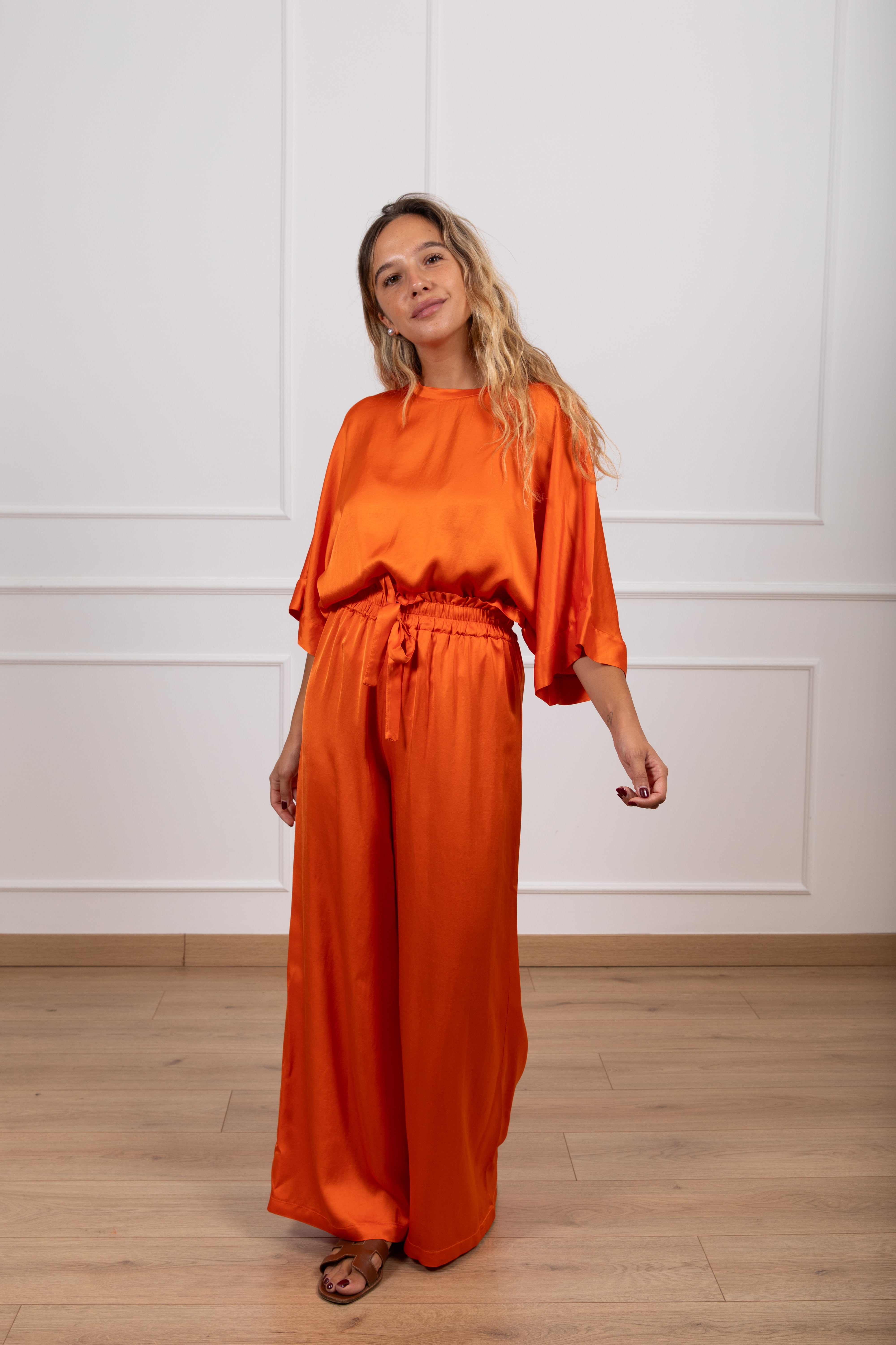 Coordinato blusa over-size e pantalone in raso con elastico Motel