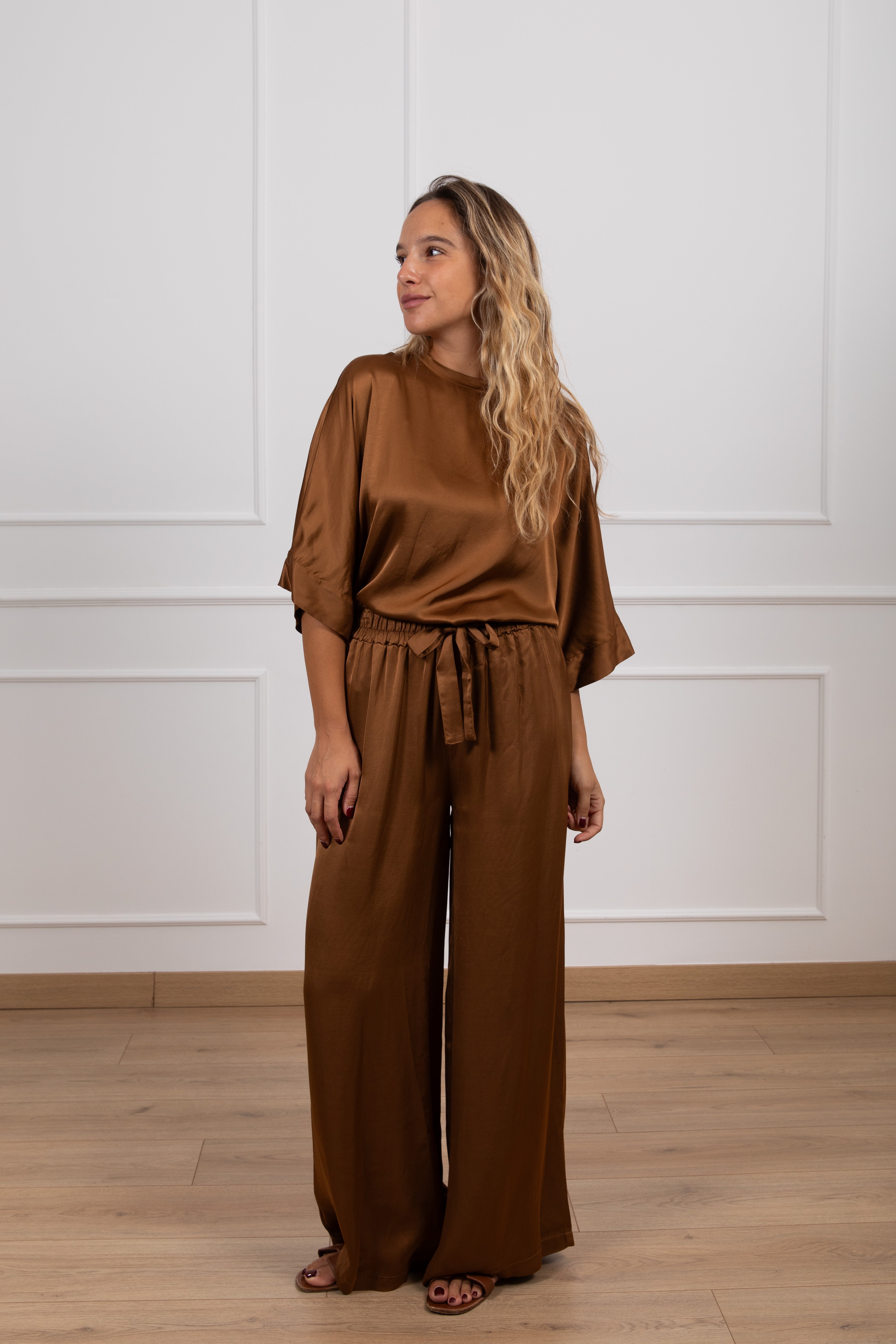 Coordinato blusa over-size e pantalone in raso con elastico Motel