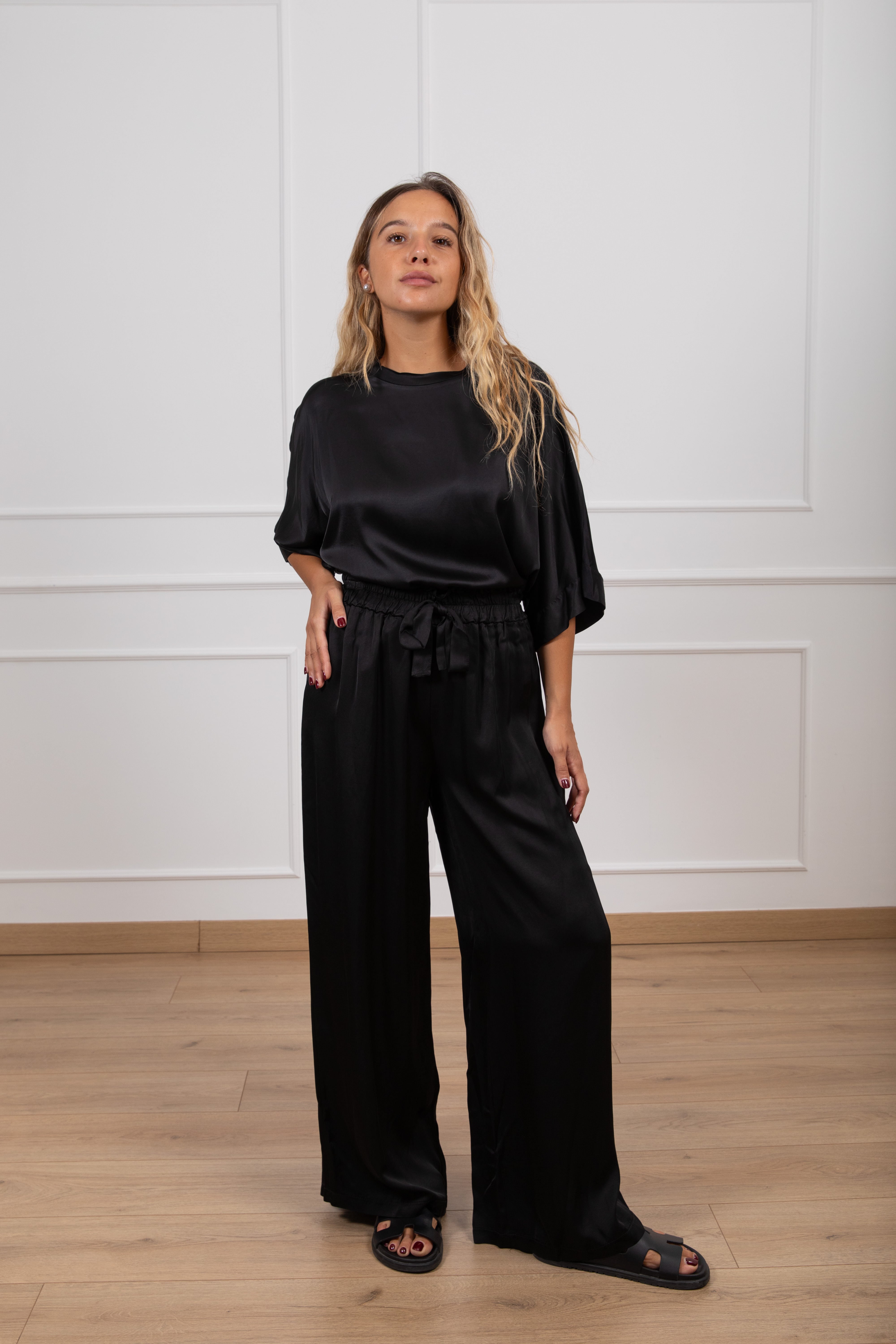 Coordinato blusa over-size e pantalone in raso con elastico Motel