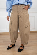 Pantalone barrel-fit cargo variante beige ViCOLO