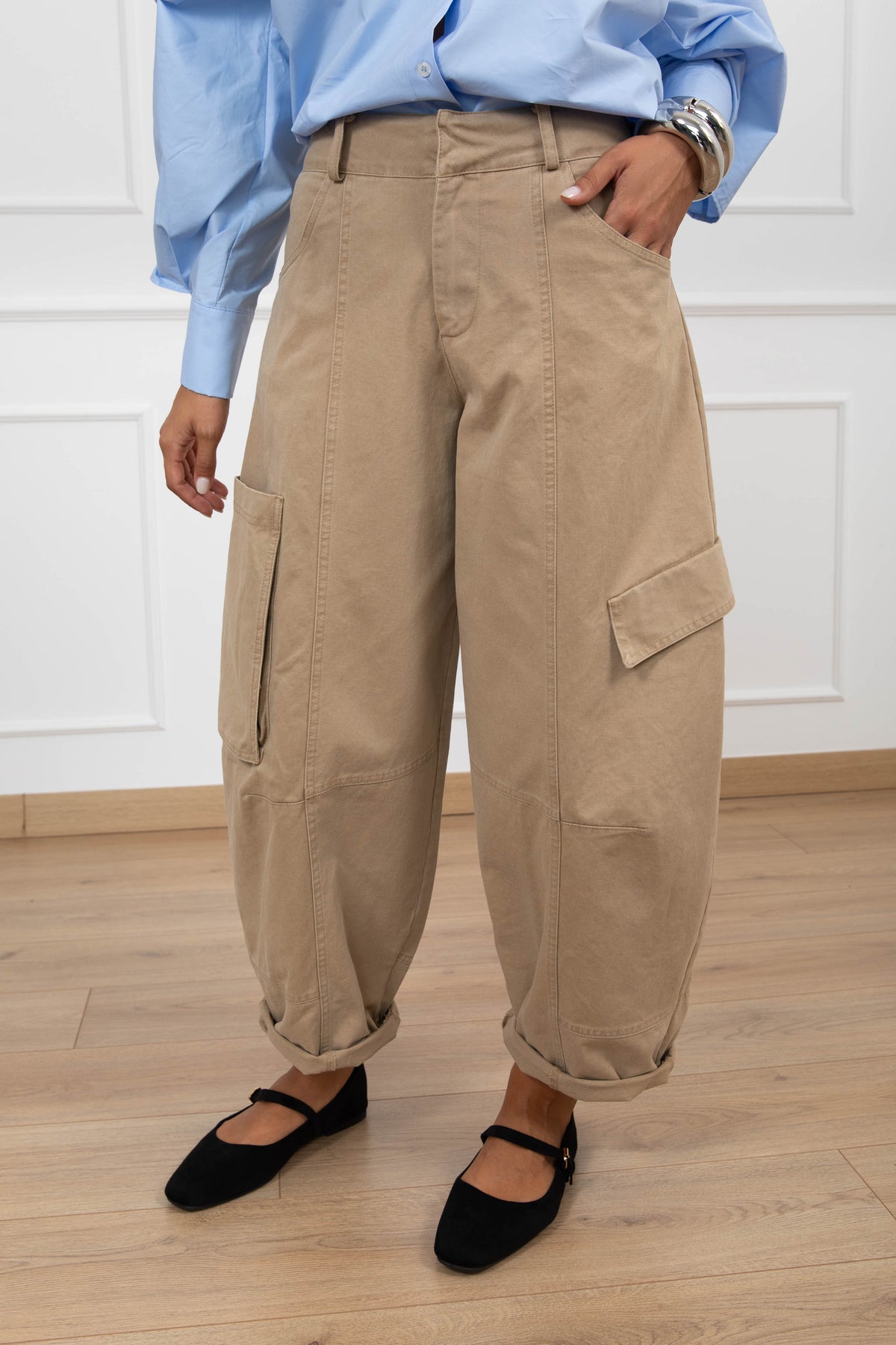 Pantalone barrel-fit cargo variante beige ViCOLO
