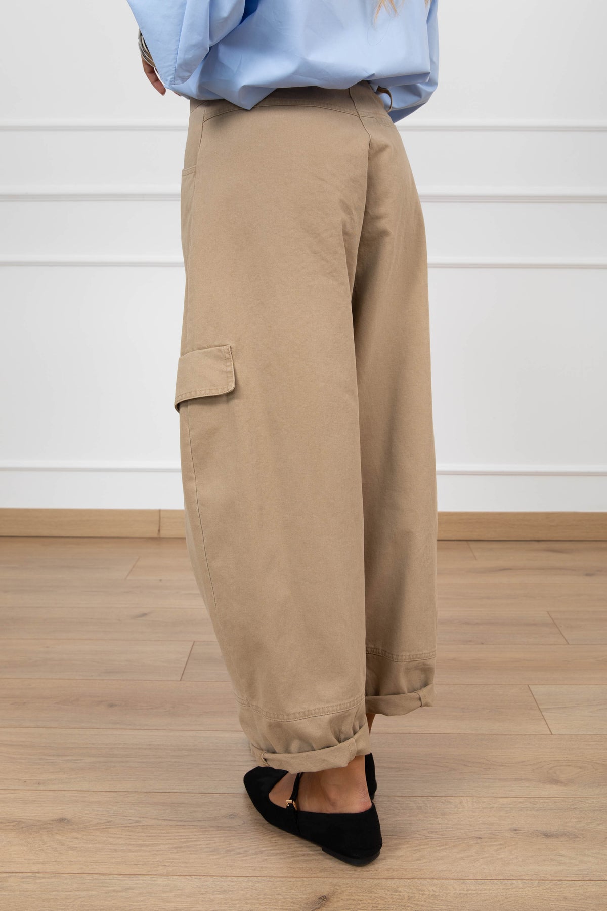 Pantalone barrel-fit cargo variante beige ViCOLO