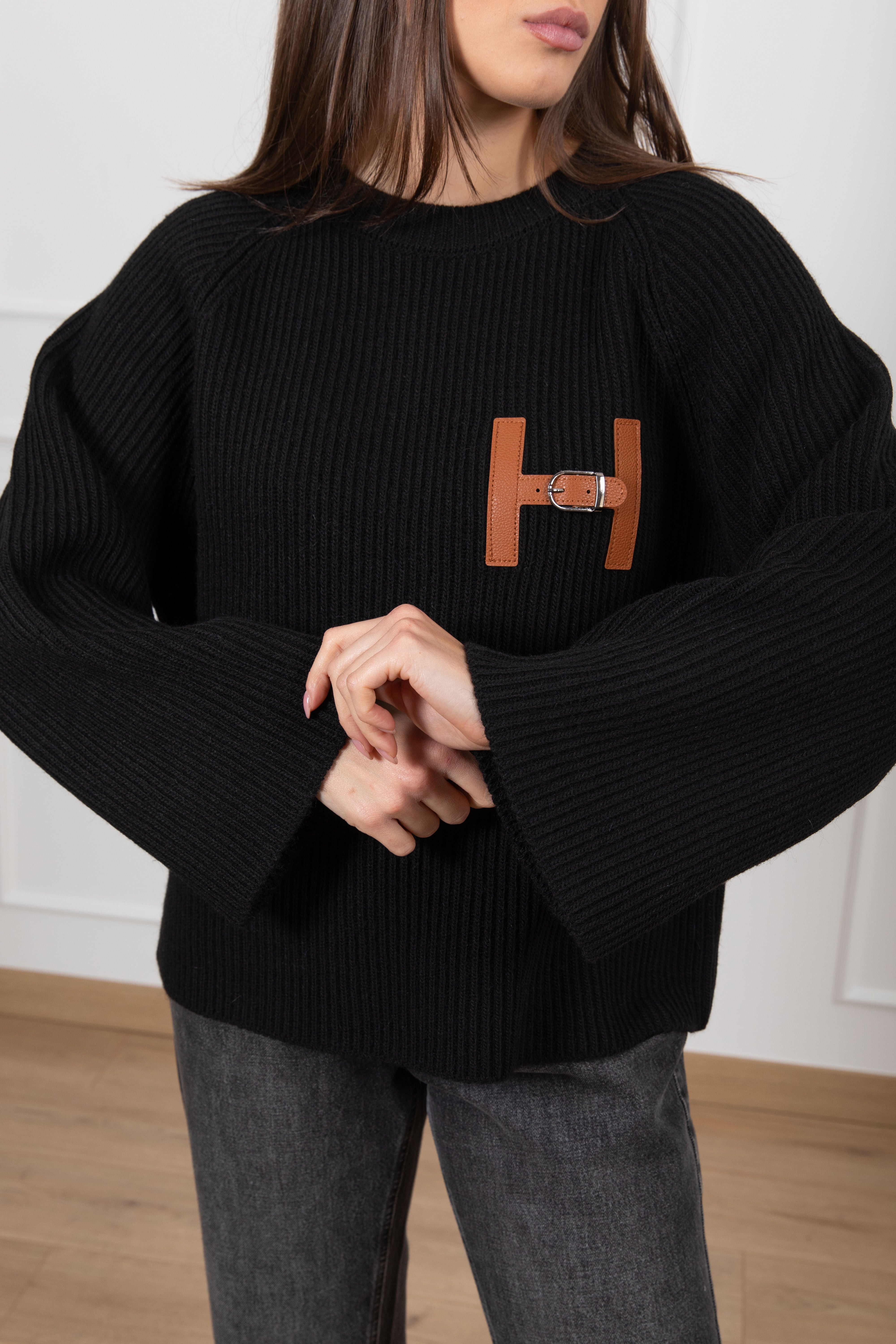 Pull con "H" in eco-pelle Tensione IN