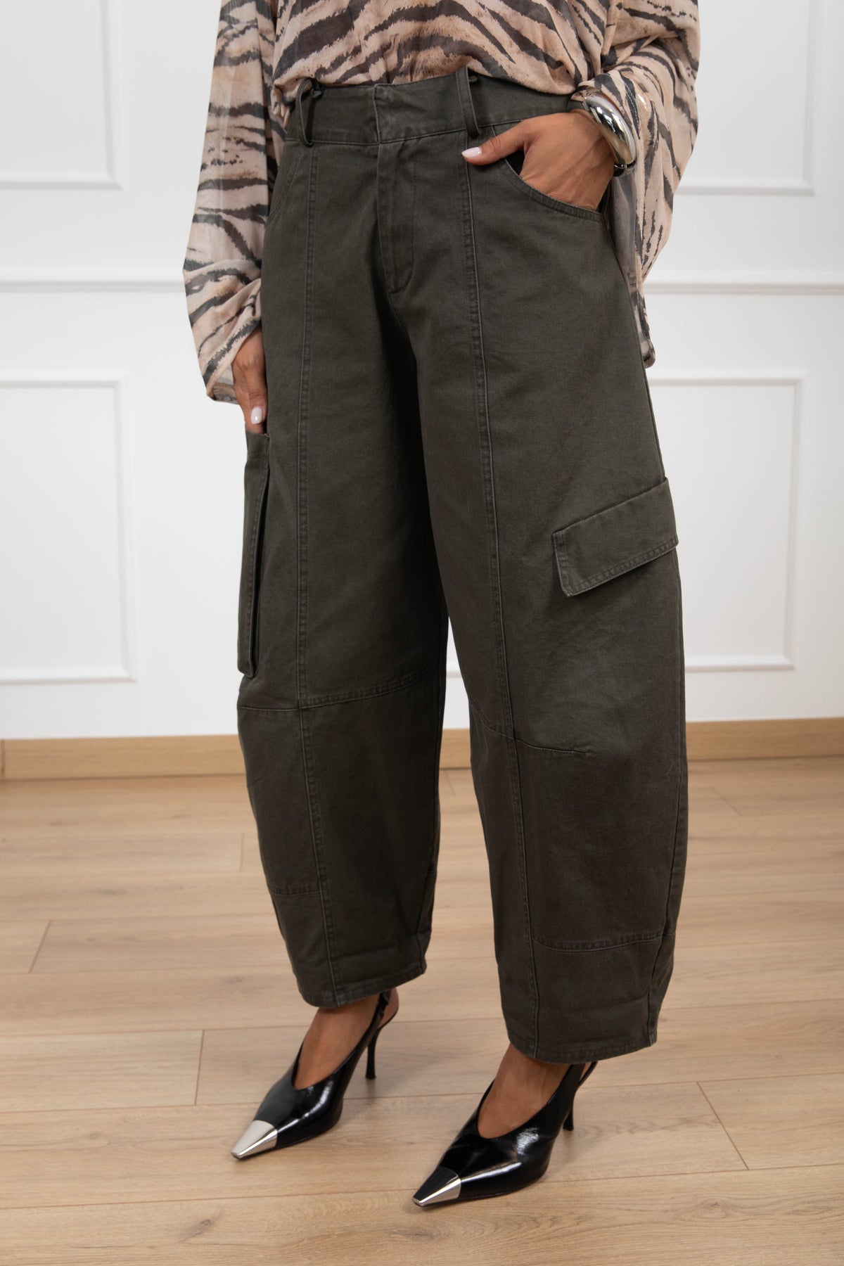 Pantalone barrel-fit cargo variante militare ViCOLO