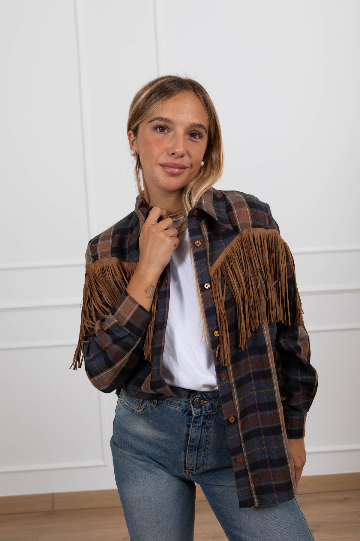 Camicia check tabacco con frange in eco-camoscio ViCOLO