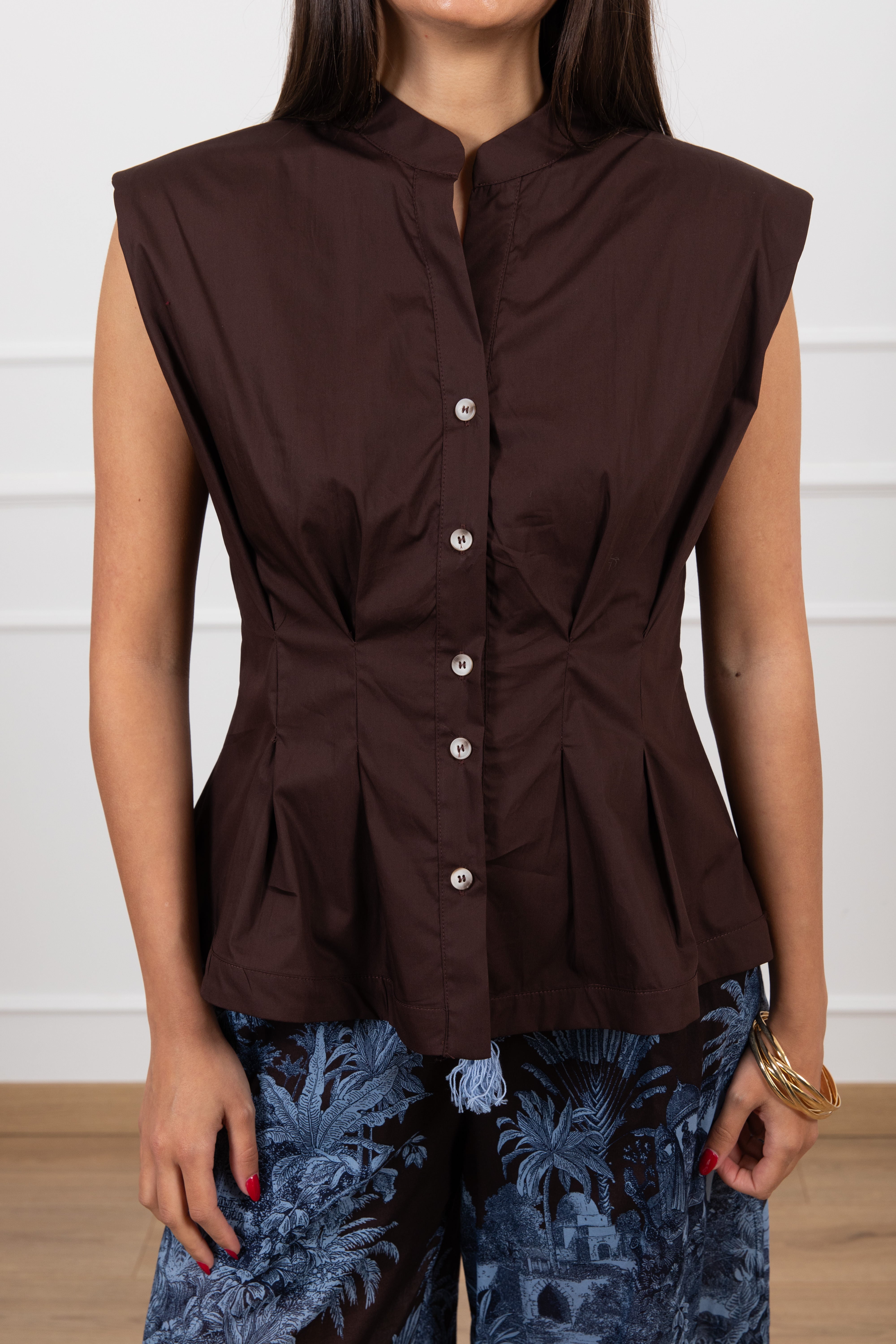 Camicia smanicata con riprese Motel