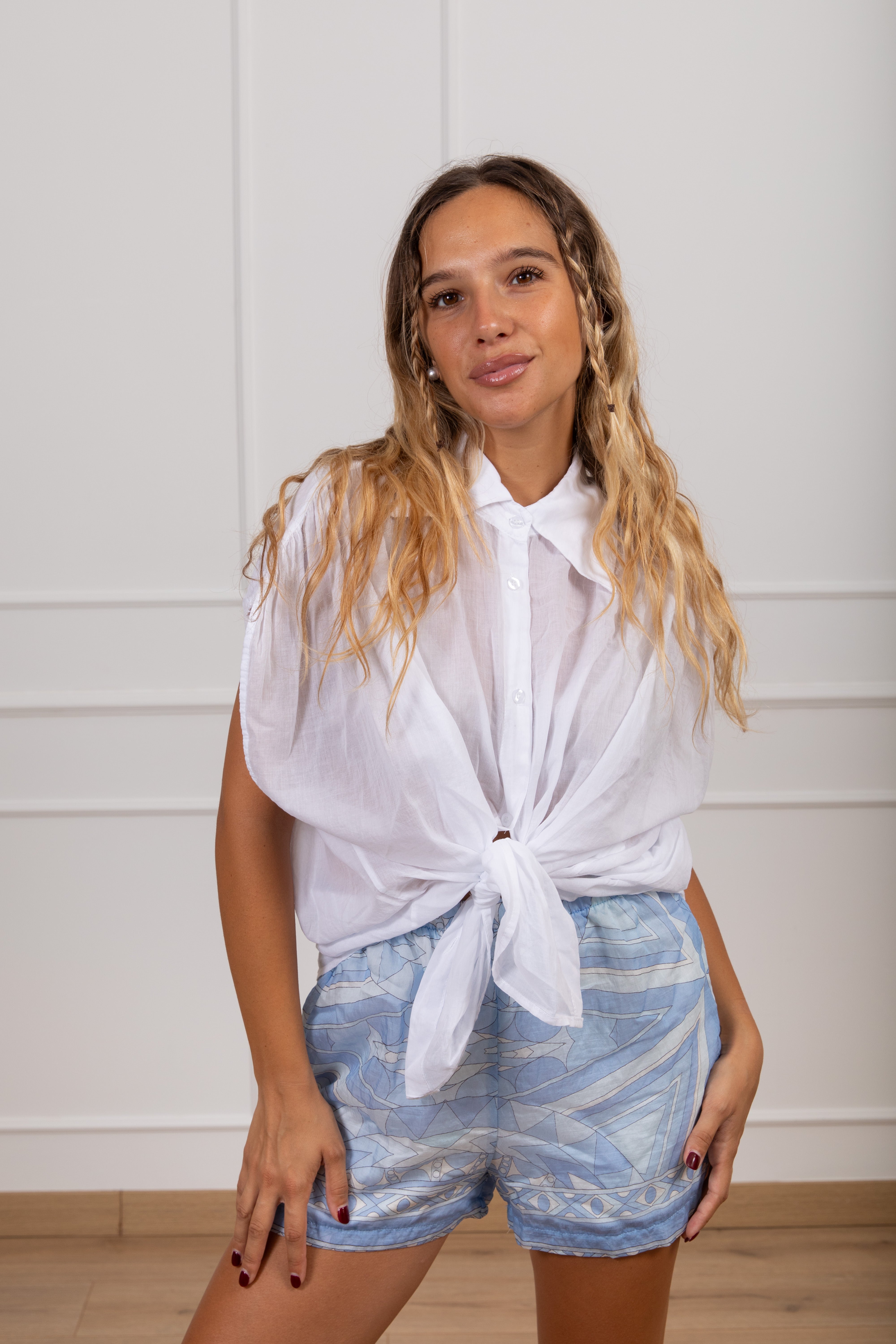 Camicia smanicata in mussola con nodo Tensione IN
