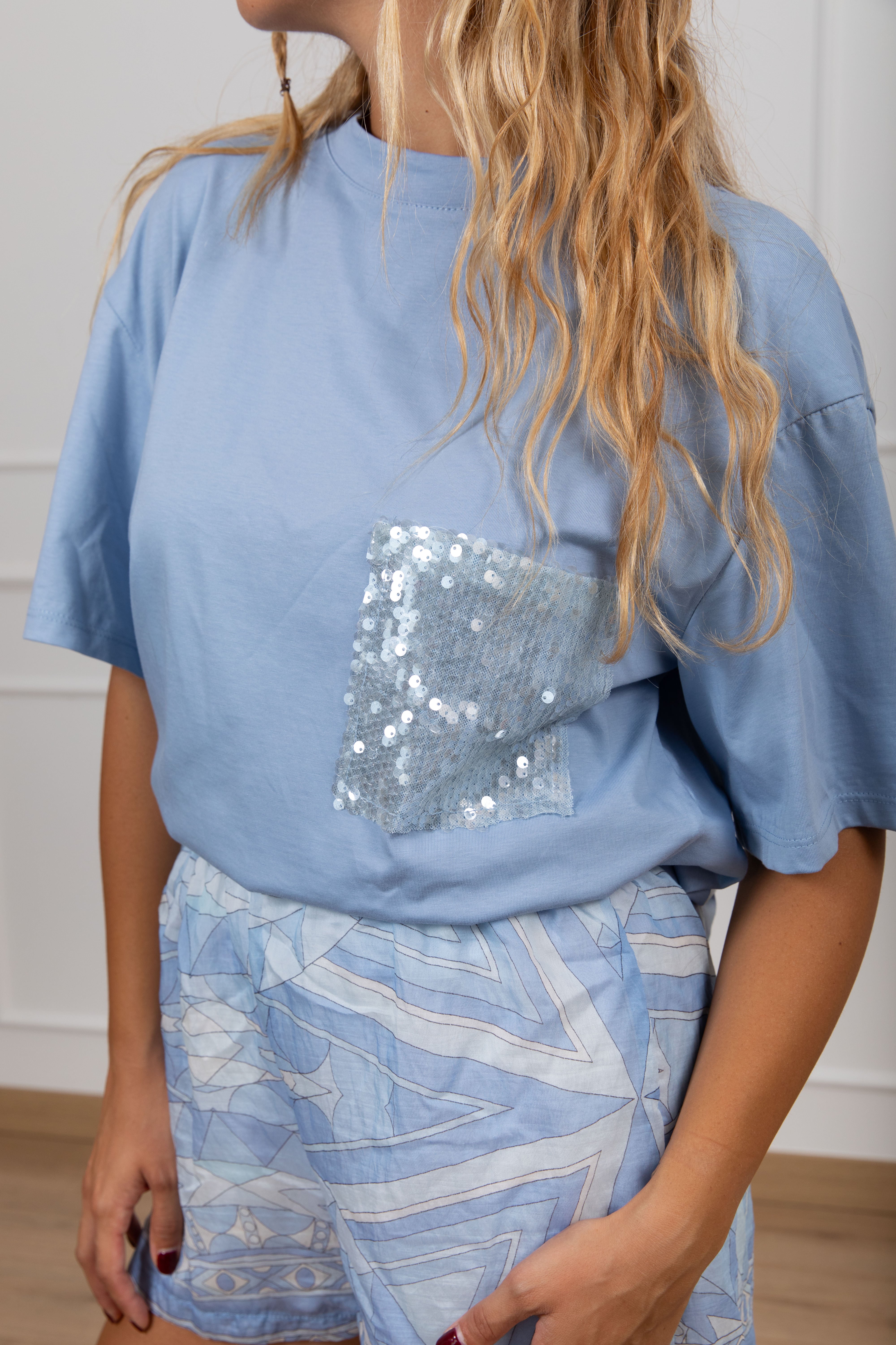 T-shirt celeste tasca paillettes Tensione IN