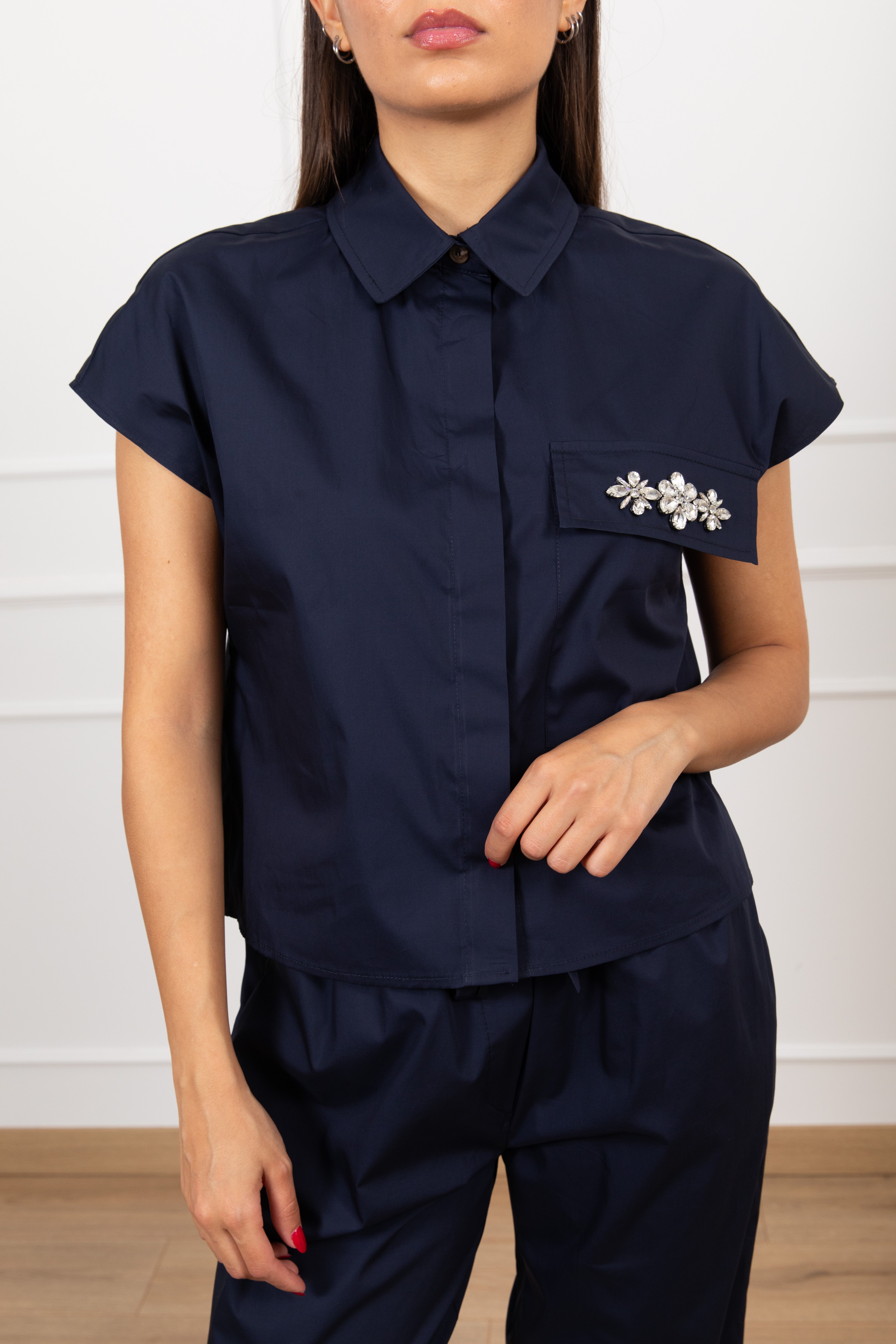 Camicia smanicata in cotone con applicazione gioiello sulla tasca Tensione IN