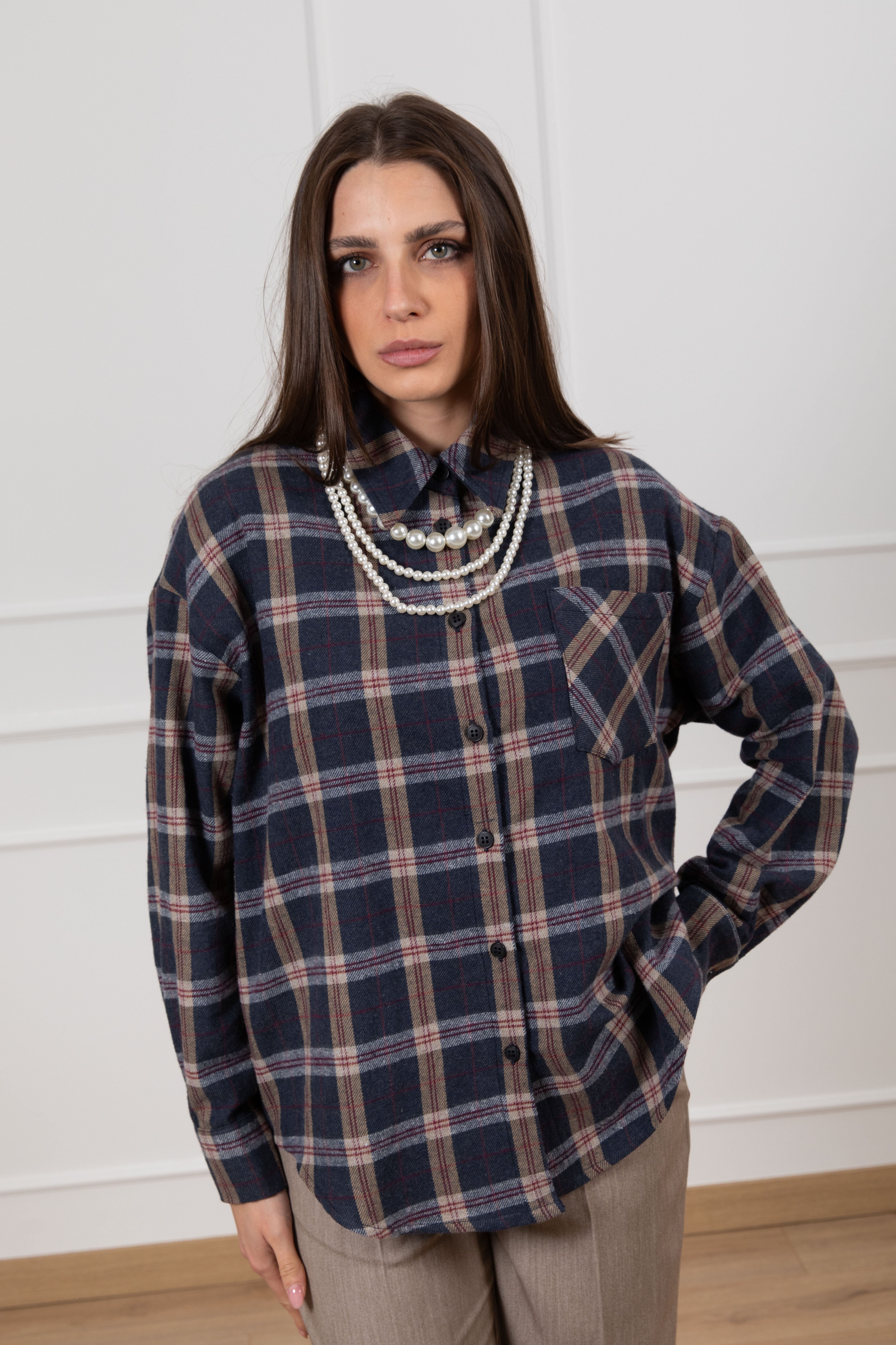 Camicia check con collana perle Tensione IN