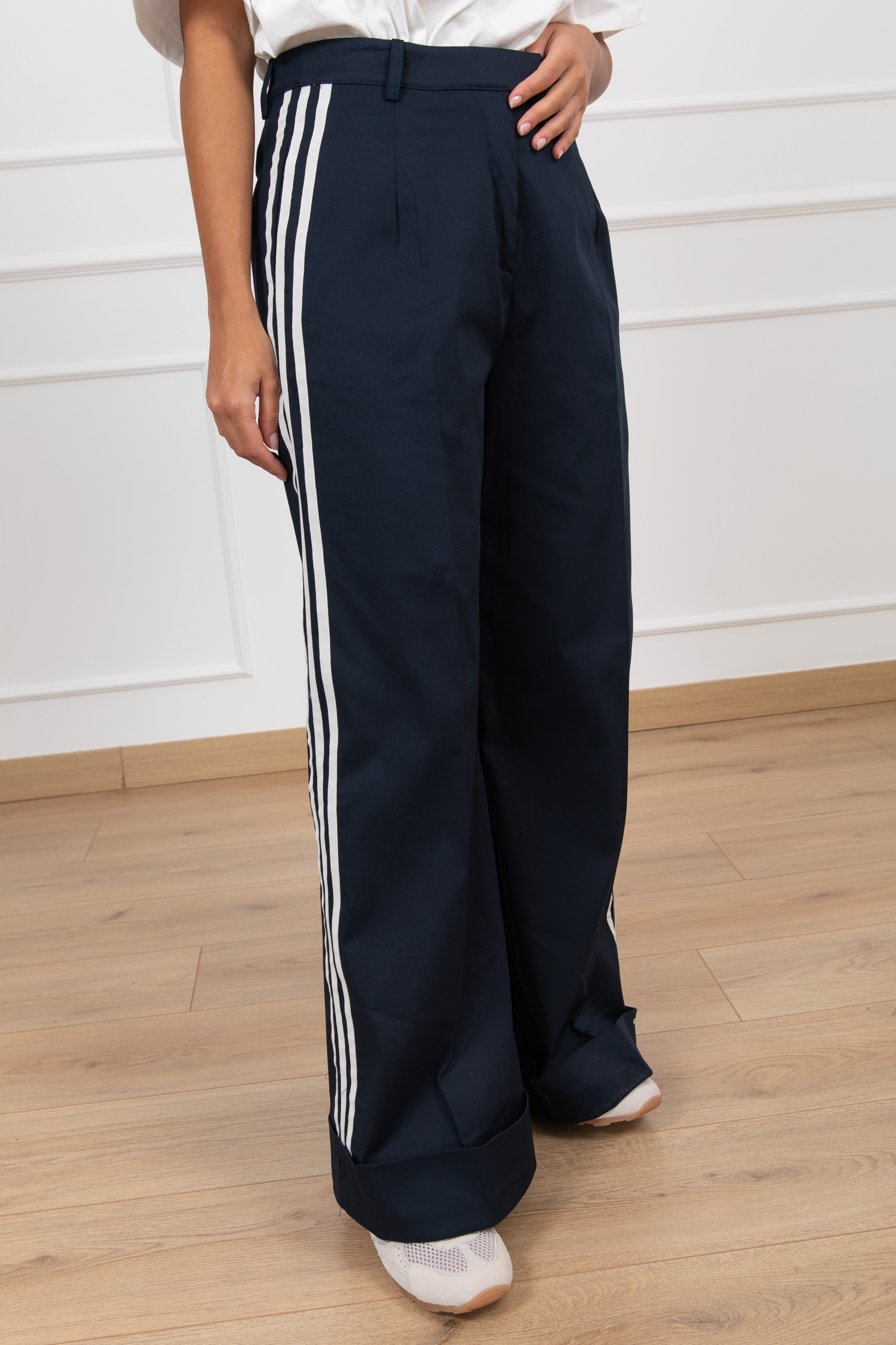 Pantalone gamba ampia con bande laterali e risvolto Tensione IN