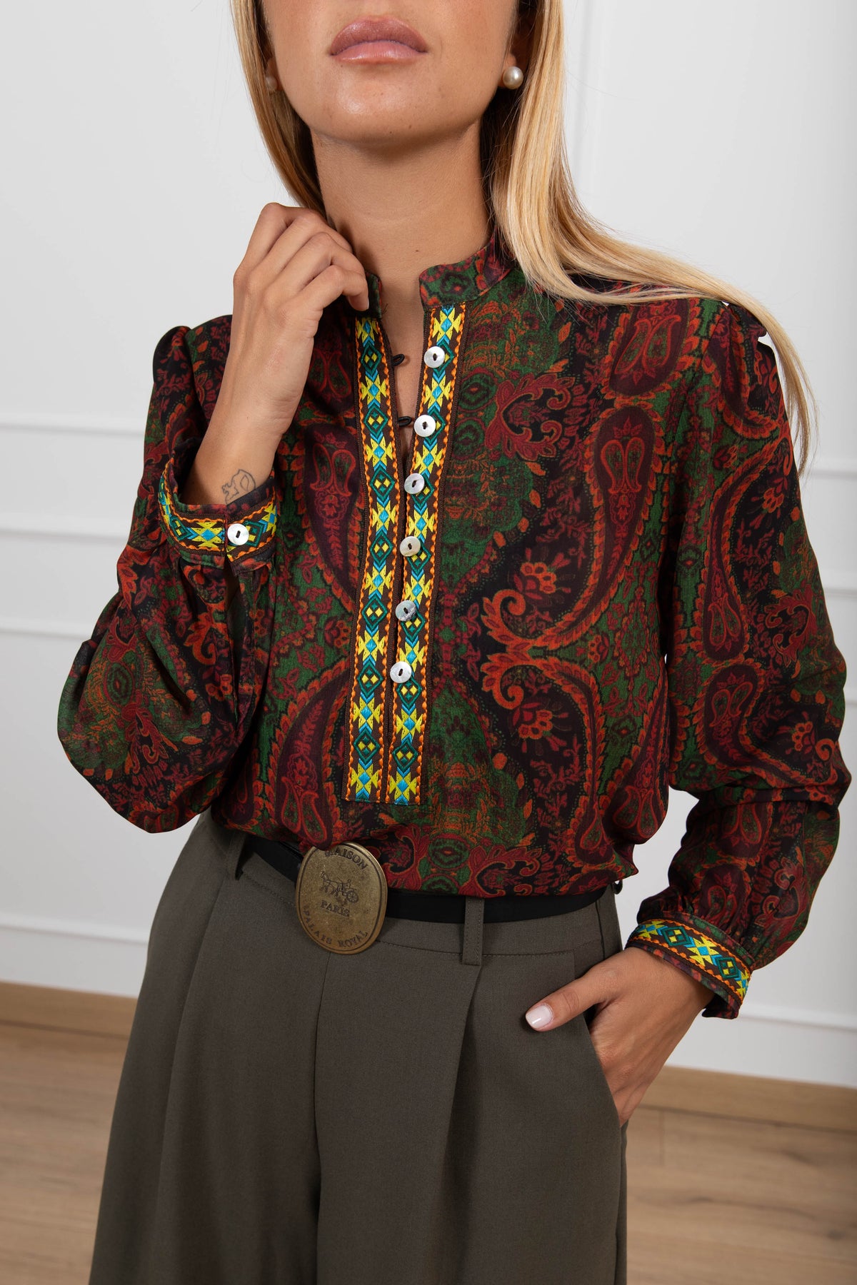 Blusa fantasia paisley con passamaneria variante militare ViCOLO