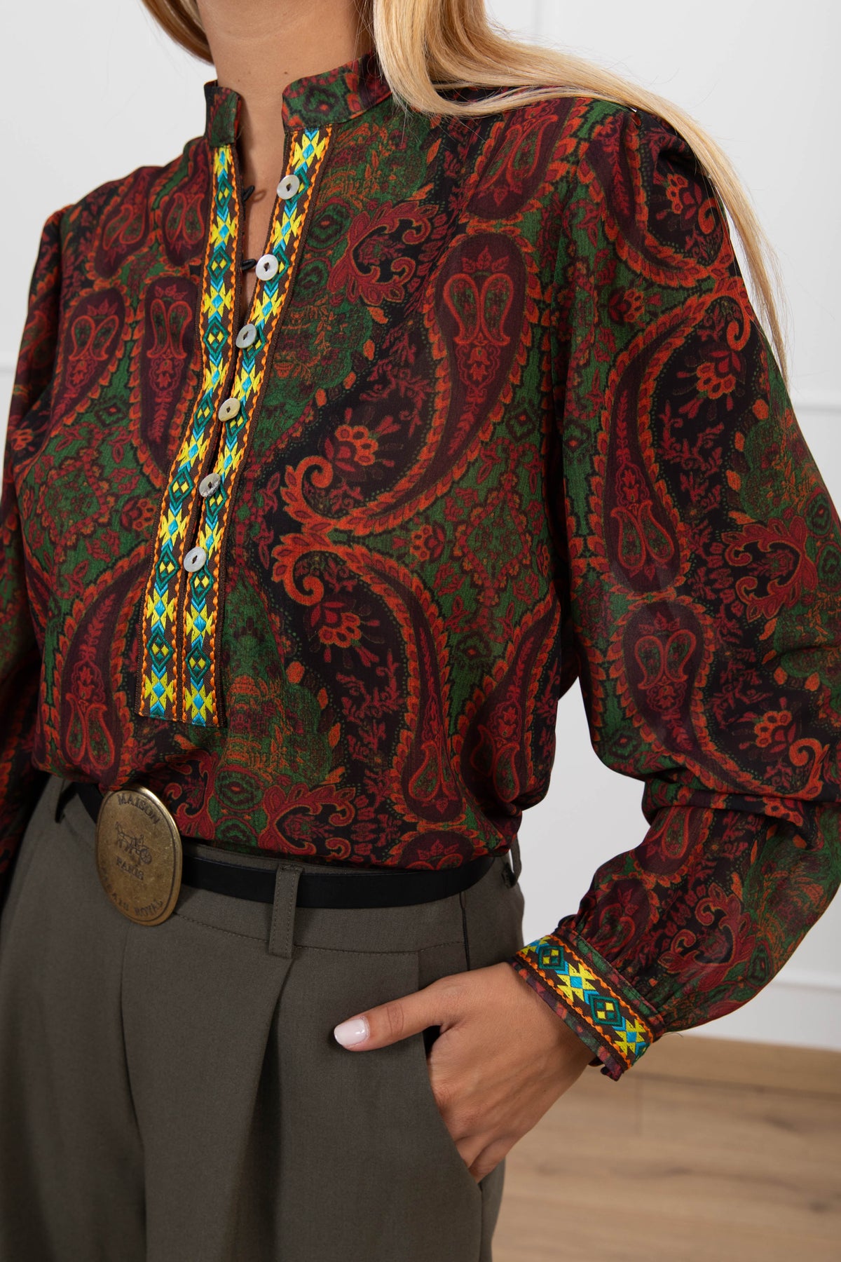 Blusa fantasia paisley con passamaneria variante militare ViCOLO