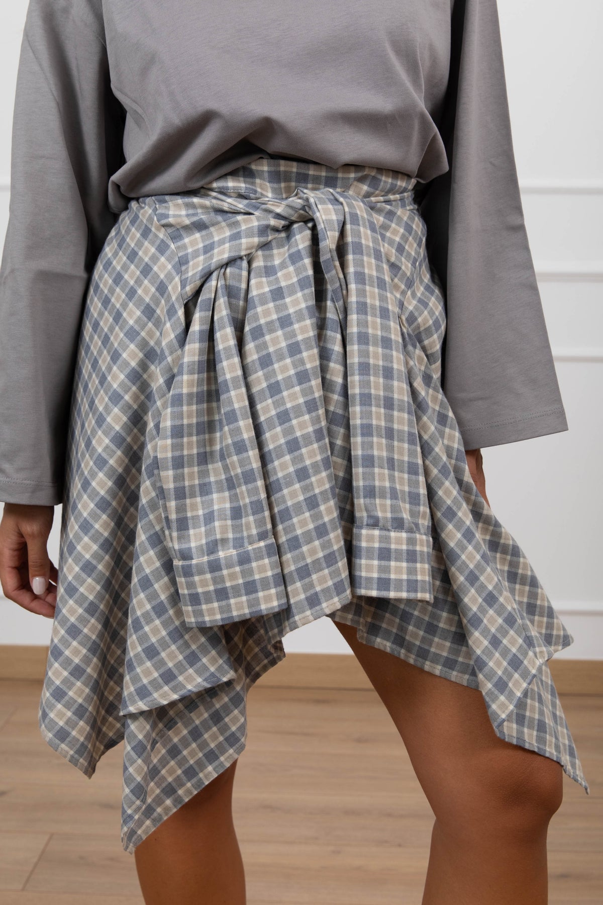 Mini-gonna check effetto camicia annodata grigio/beige ViCOLO