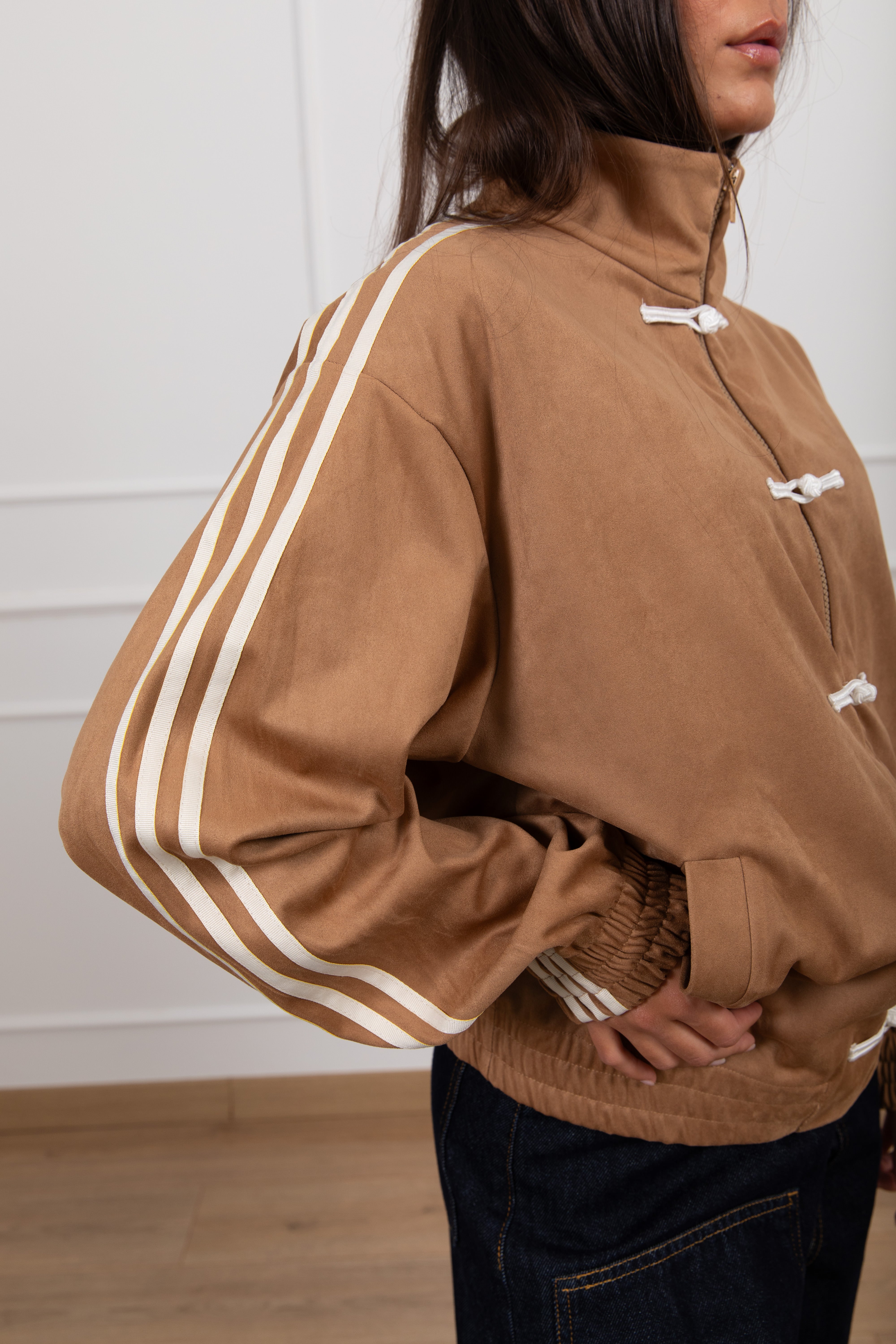 Bomber in eco-camoscio con bande laterali e alamari Tensione IN