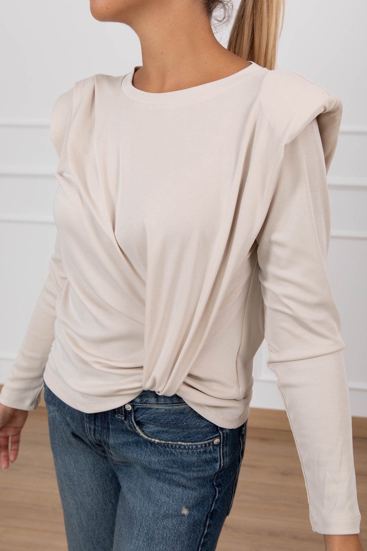 T-shirt con spallina imbottita e arricciatura Haveone