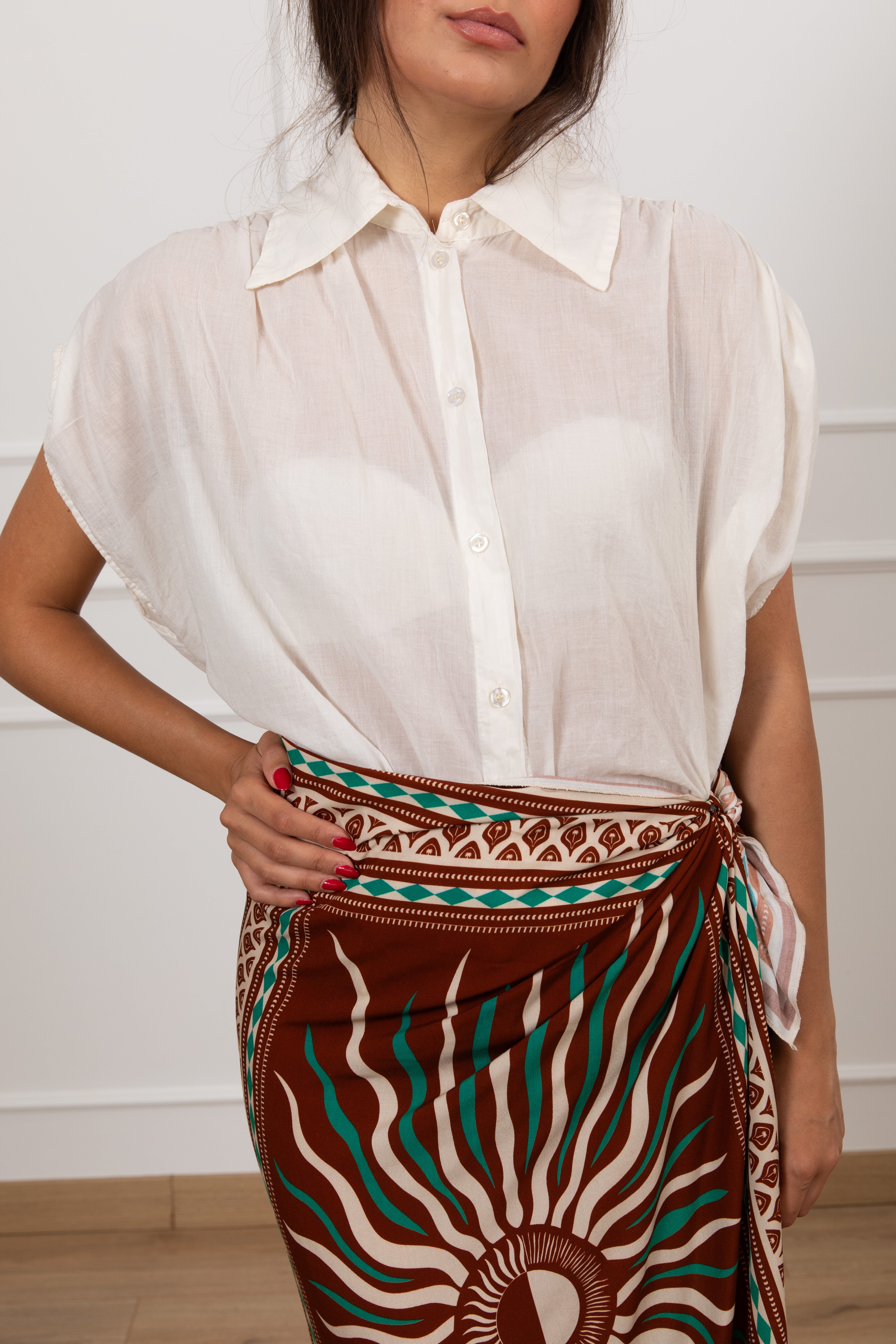 Camicia smanicata in mussola con nodo Tensione IN
