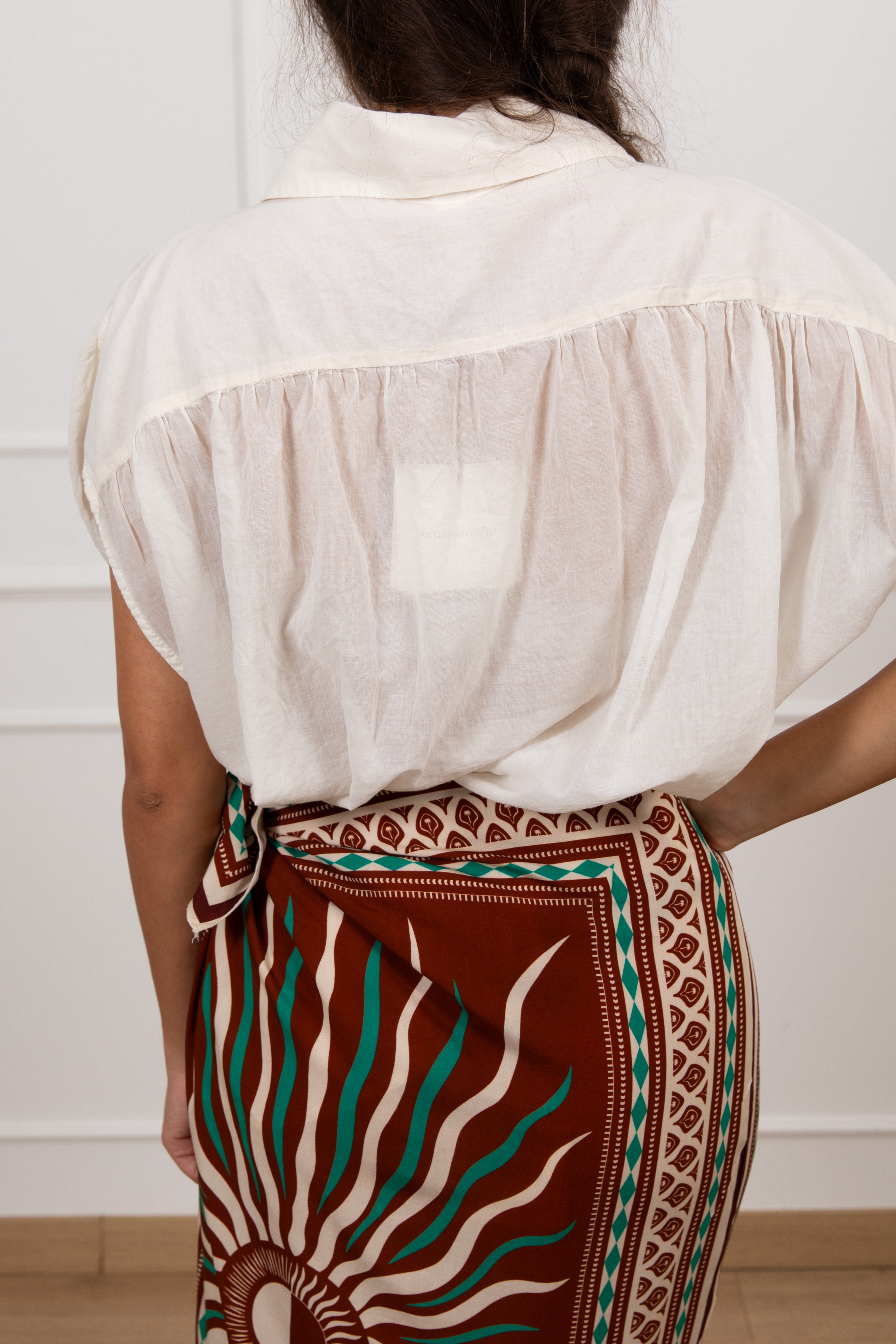 Camicia smanicata in mussola con nodo Tensione IN