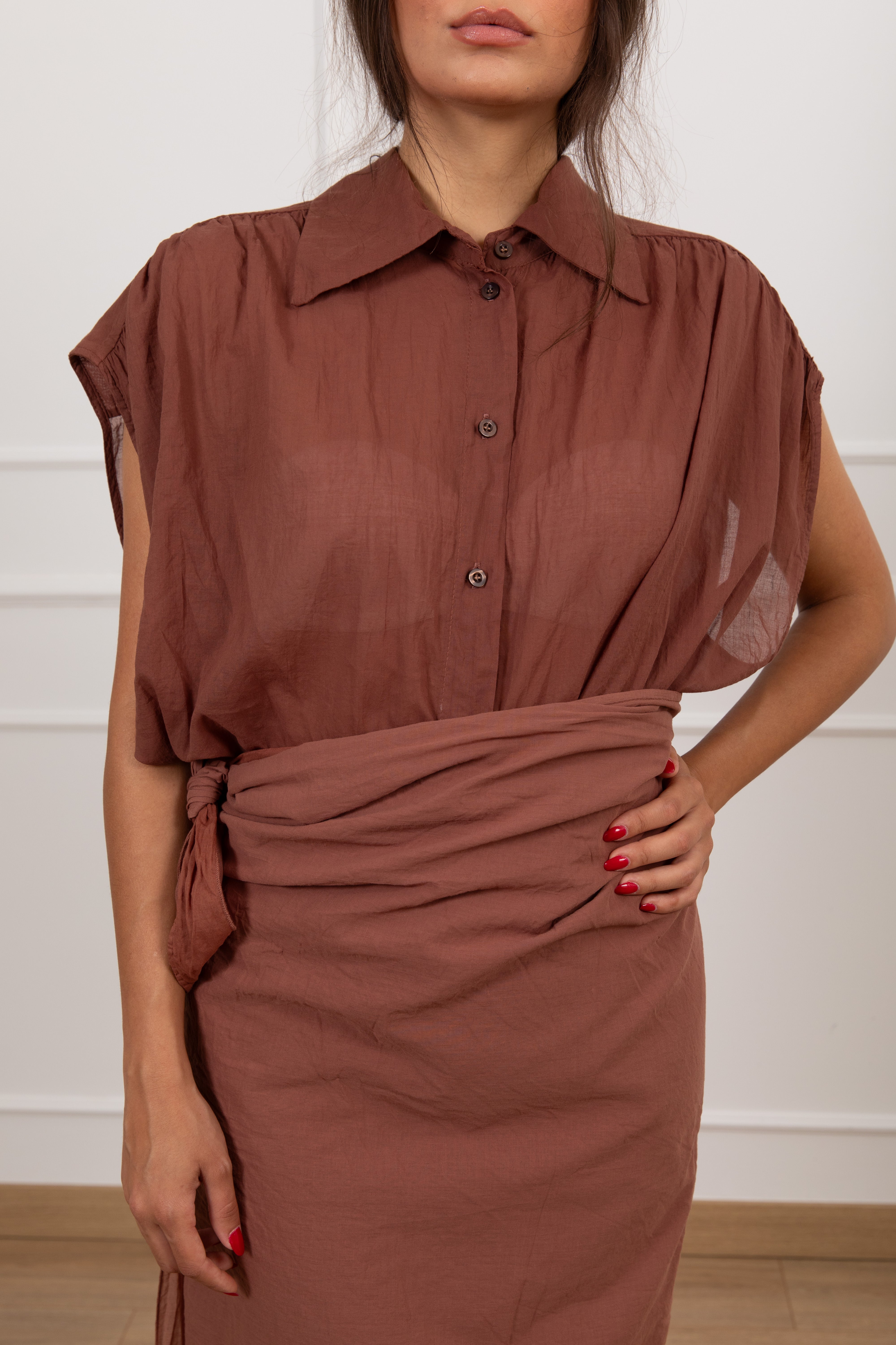 Camicia smanicata in mussola con nodo Tensione IN