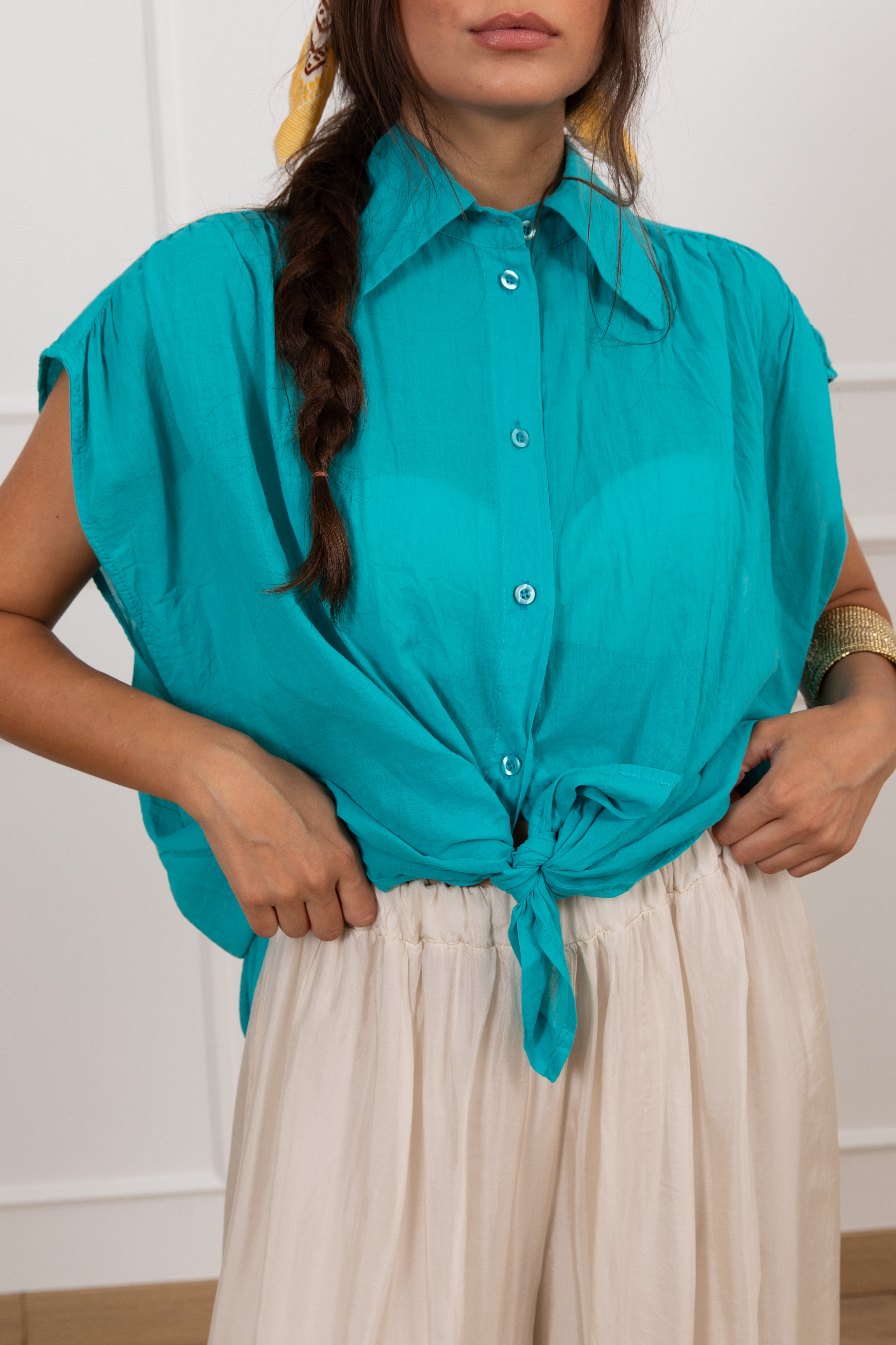 Camicia smanicata in mussola con nodo Tensione IN