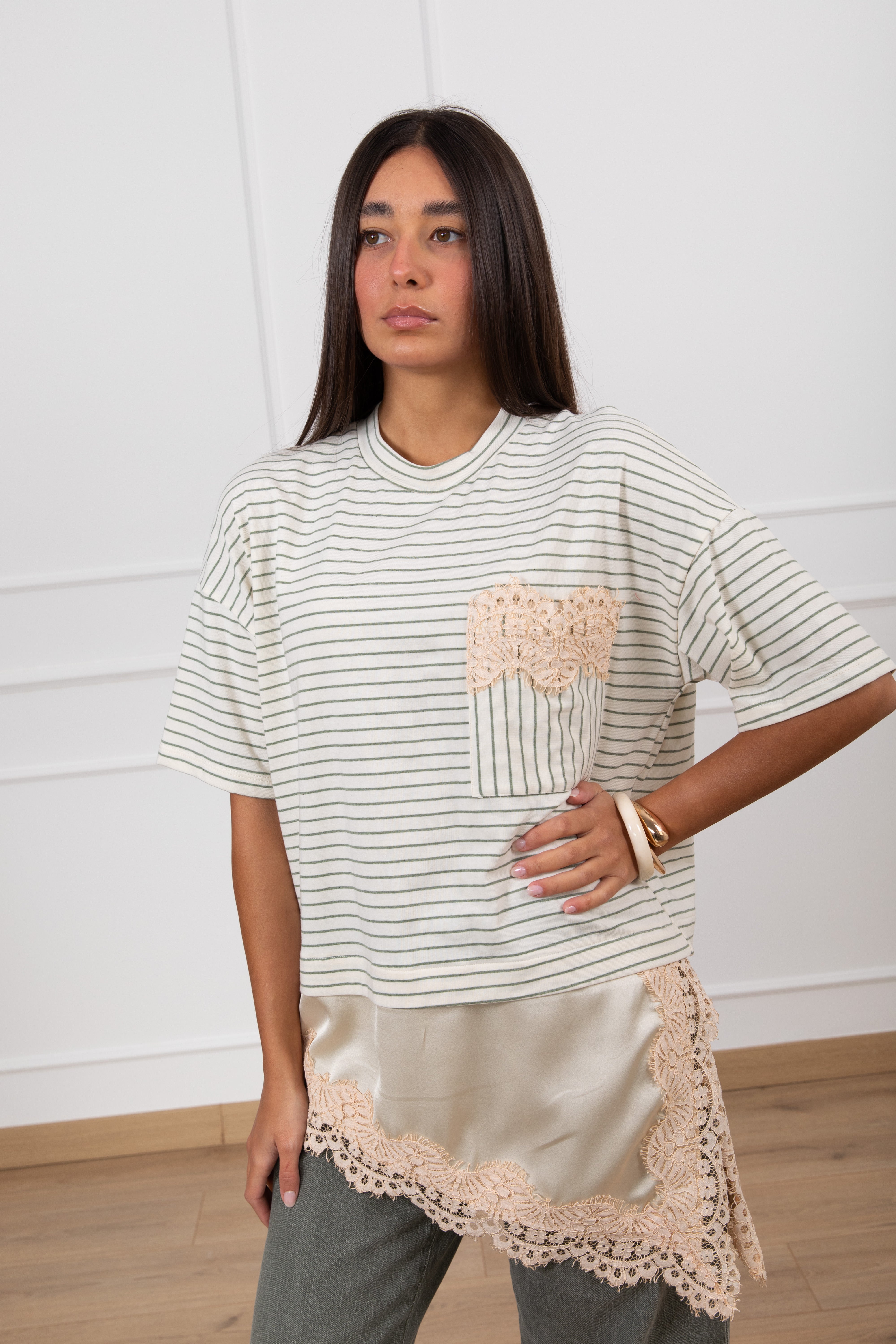 T-shirt a righe con fondo lingerie e taschino Dixie