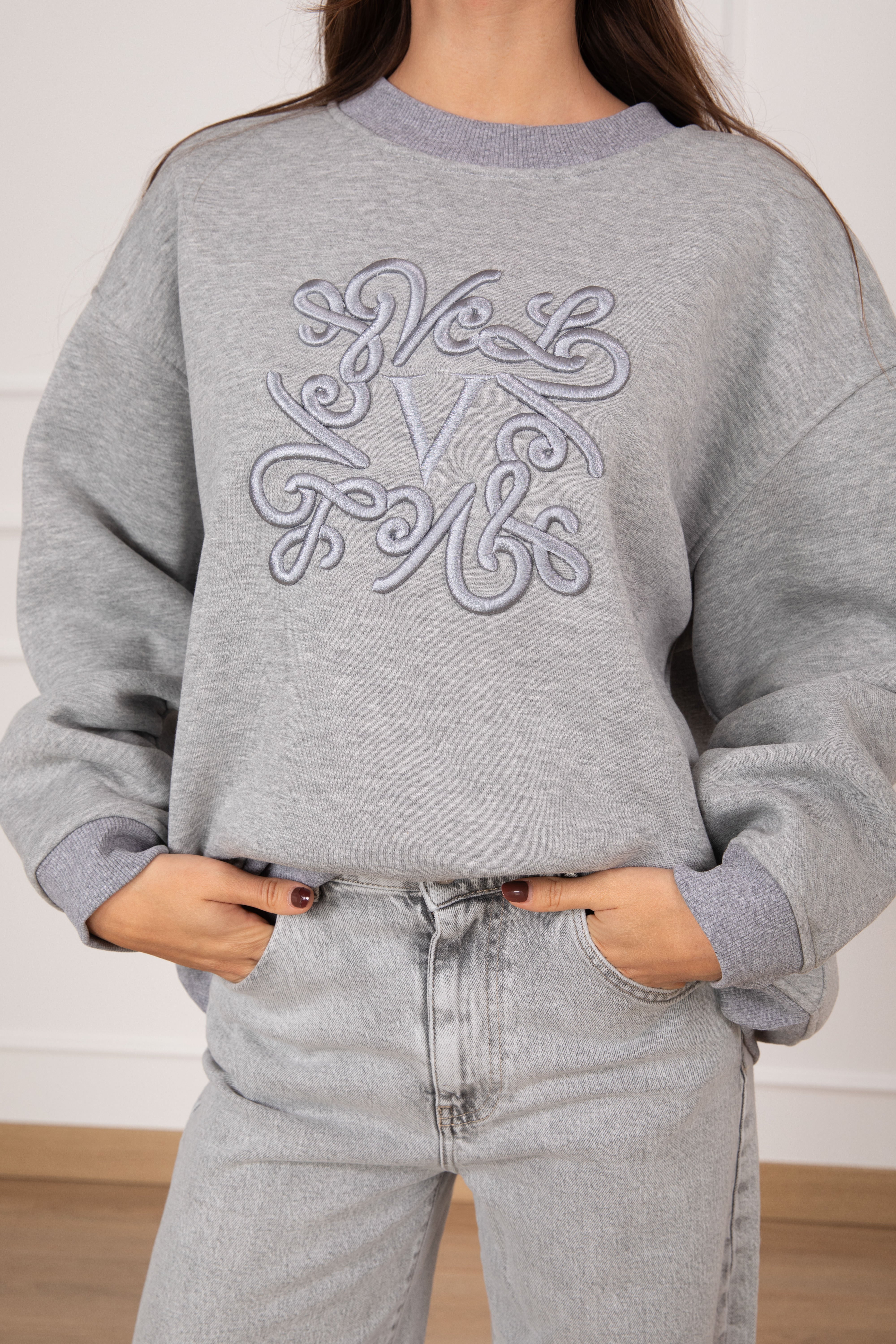 Felpa girocollo con ricamo mono-gram ViCOLO