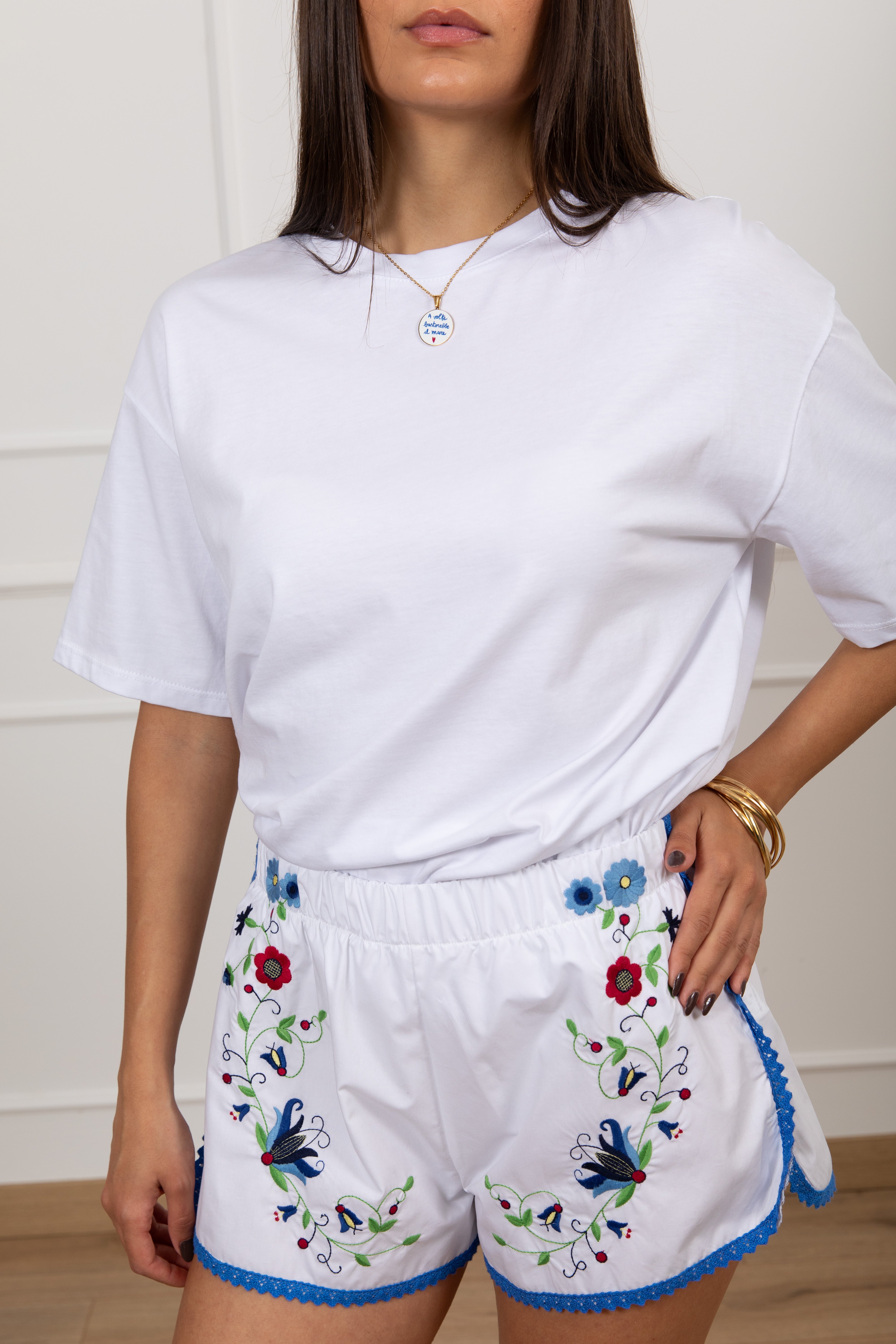 T-shirt con collana "a volte basterebbe il mare" Haveone