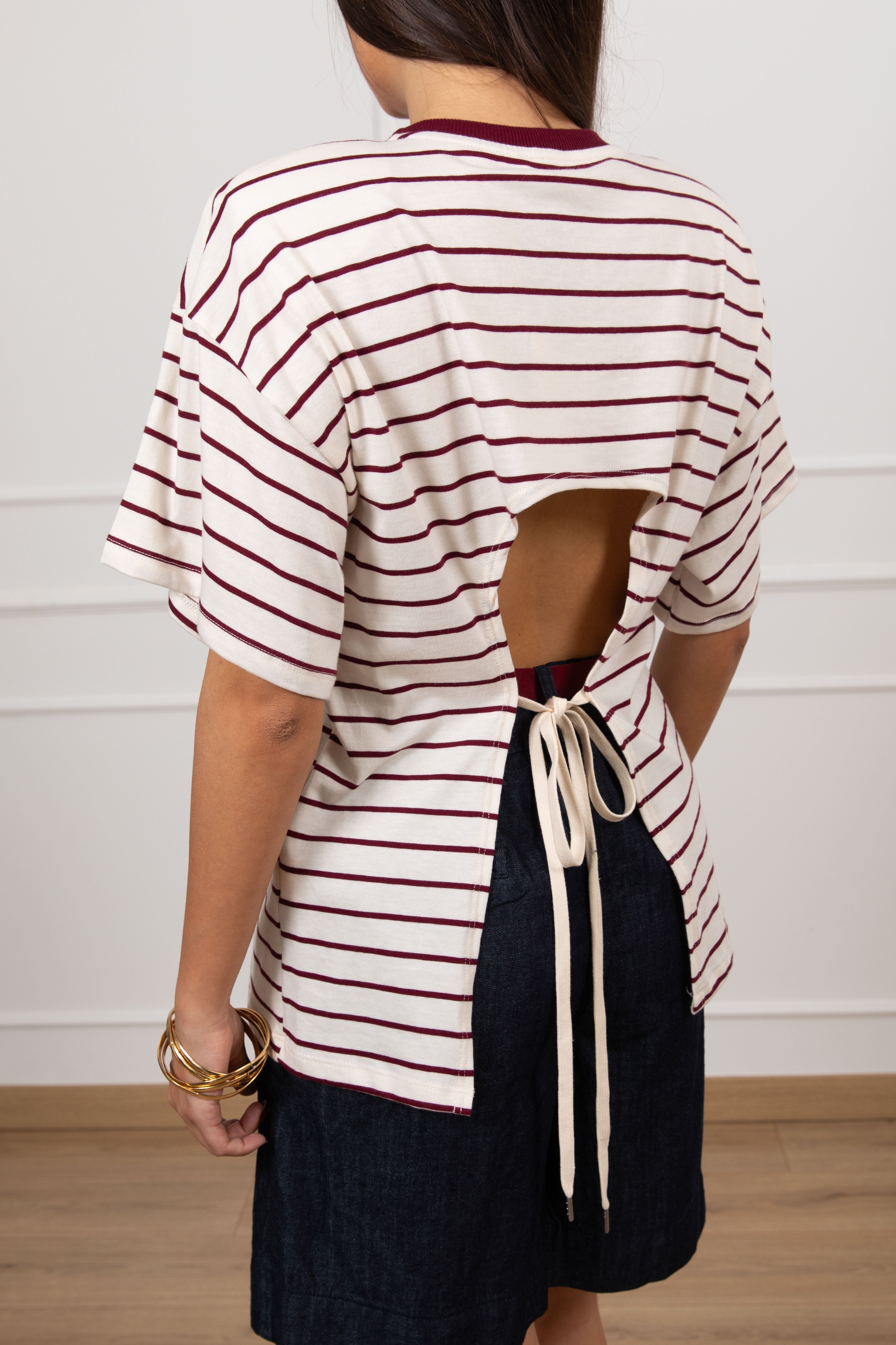 T-shirt a righe con spallina imbottita e schiena scoperta ViCOLO