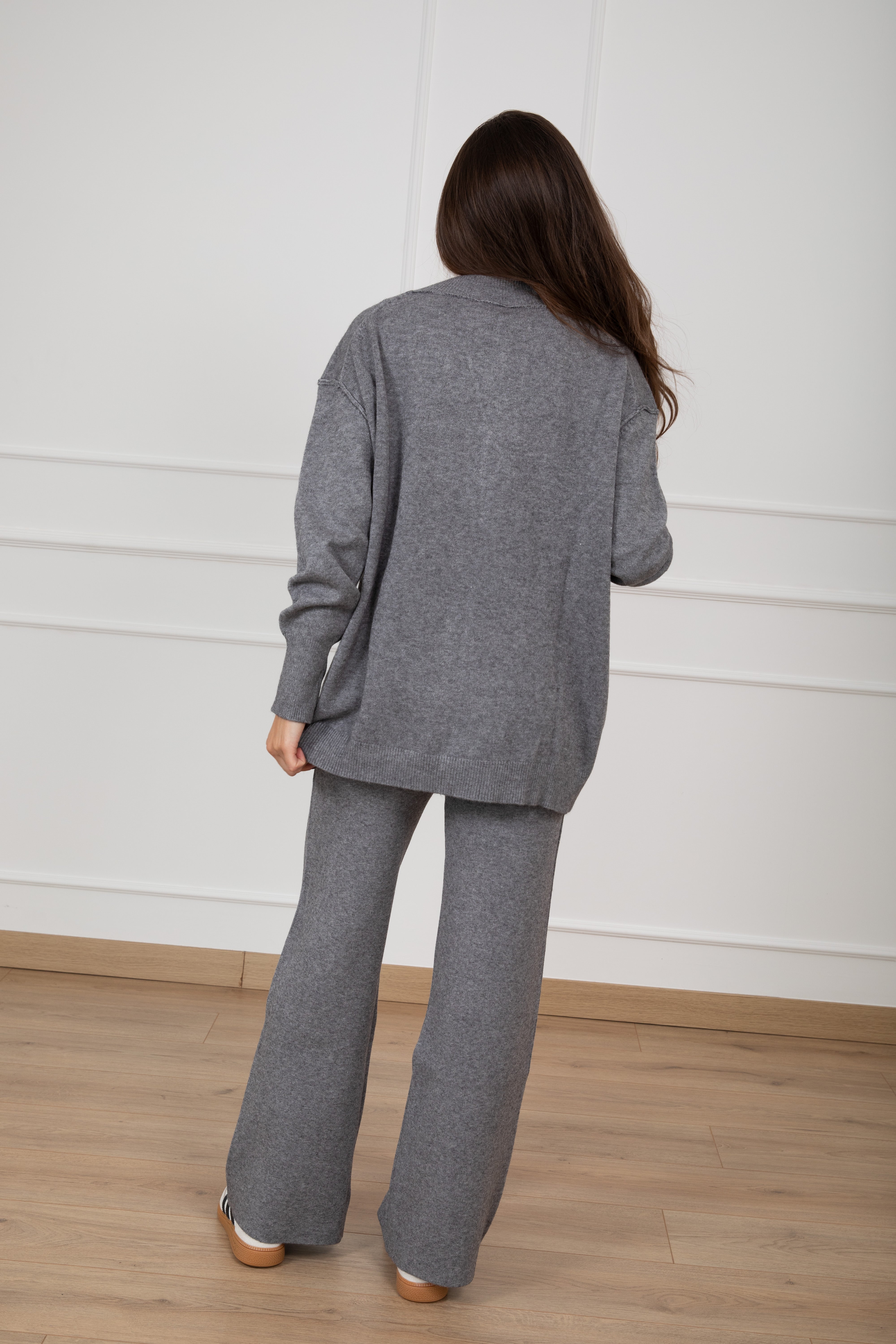 Tuta in maglia pull over-size con scollo a "V" e pantalone gamba dritta Susy Mix