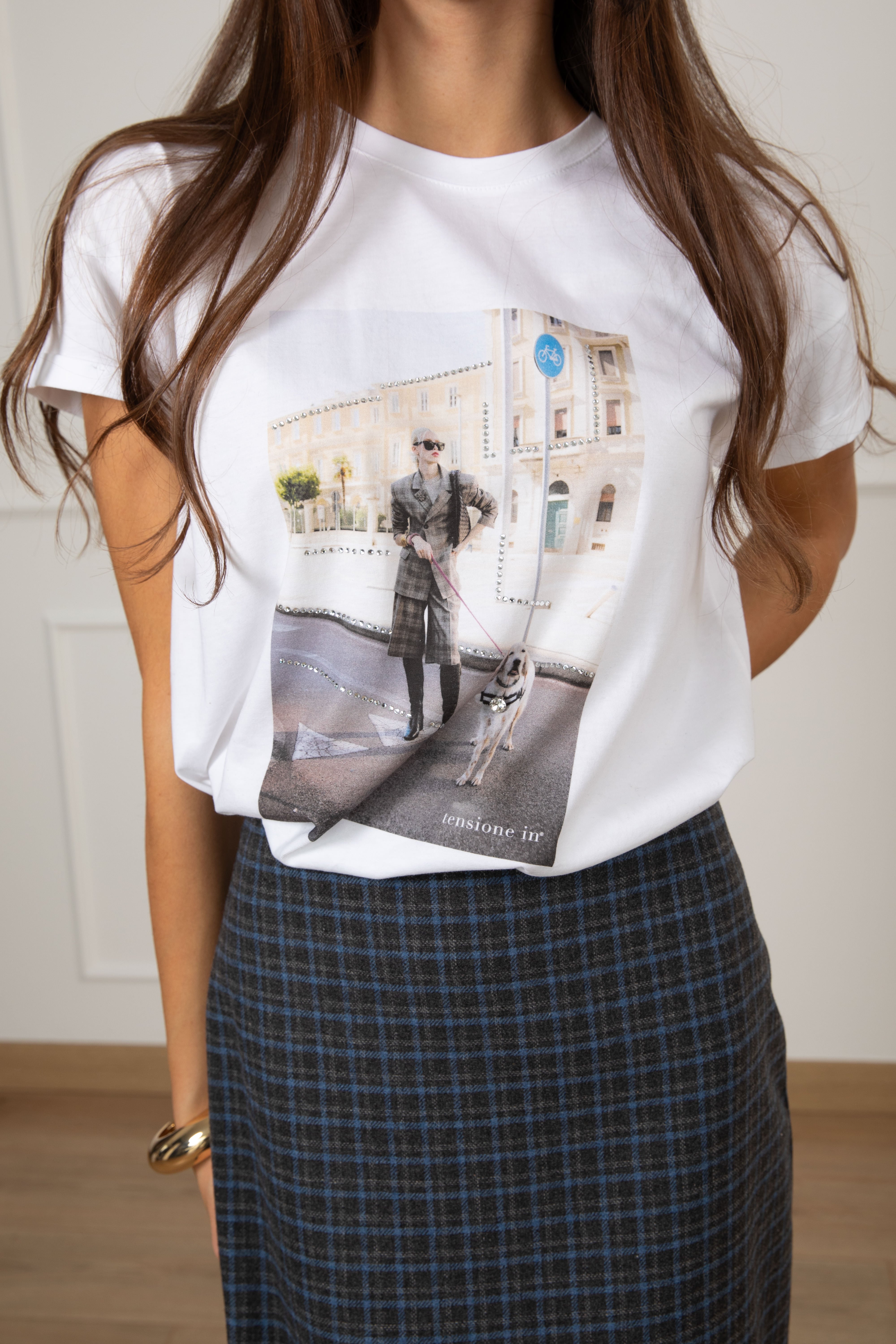 T-shirt stampa foto con cane Tensione IN