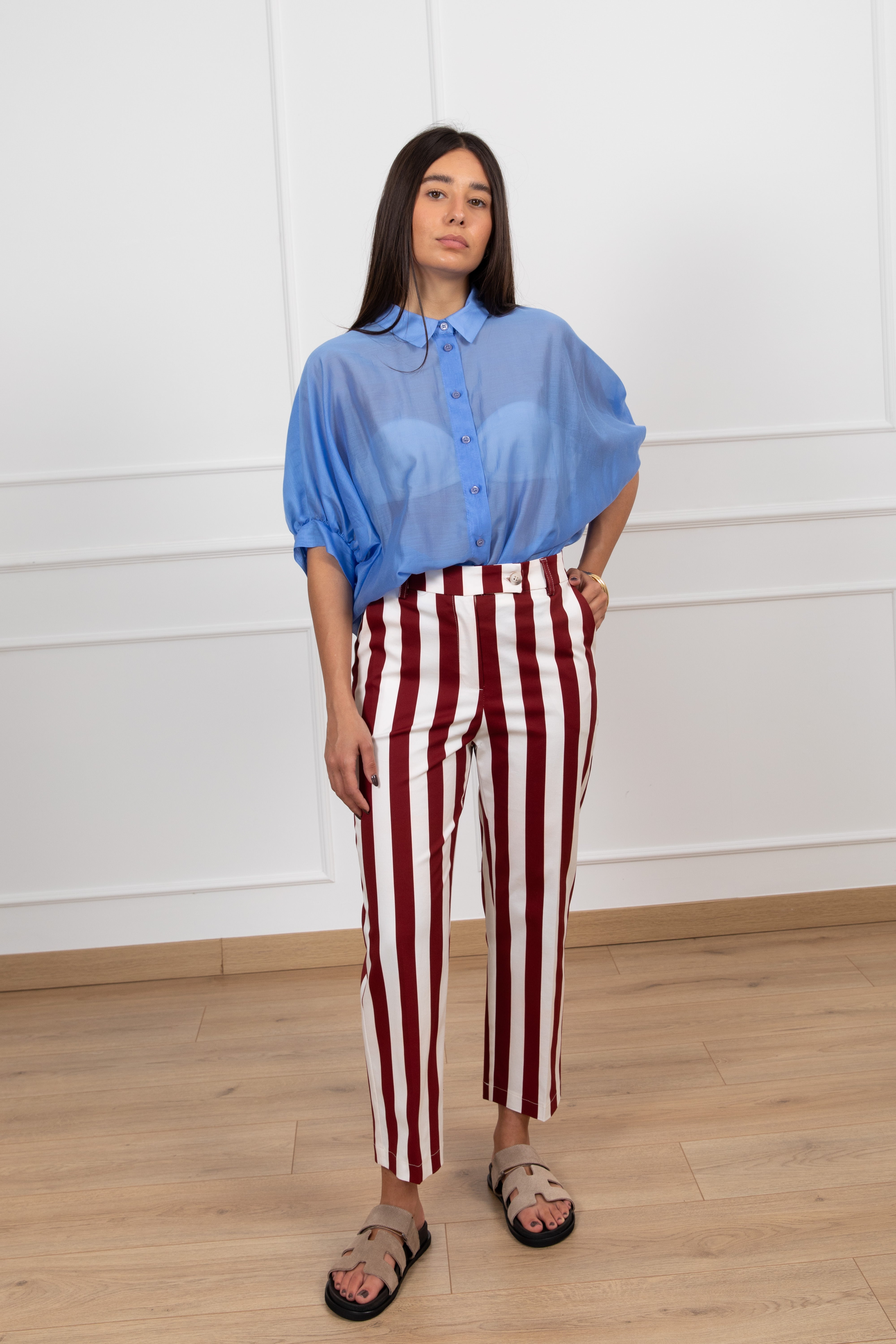 Pantalone righe a sigaretta con bottone laterale Tensione IN
