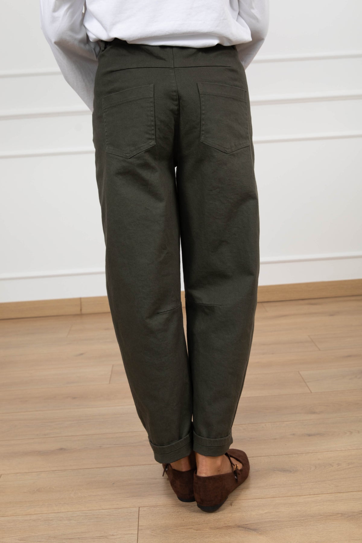 Jeans color egg-fit con elastico sul retro variante militare Tensione IN