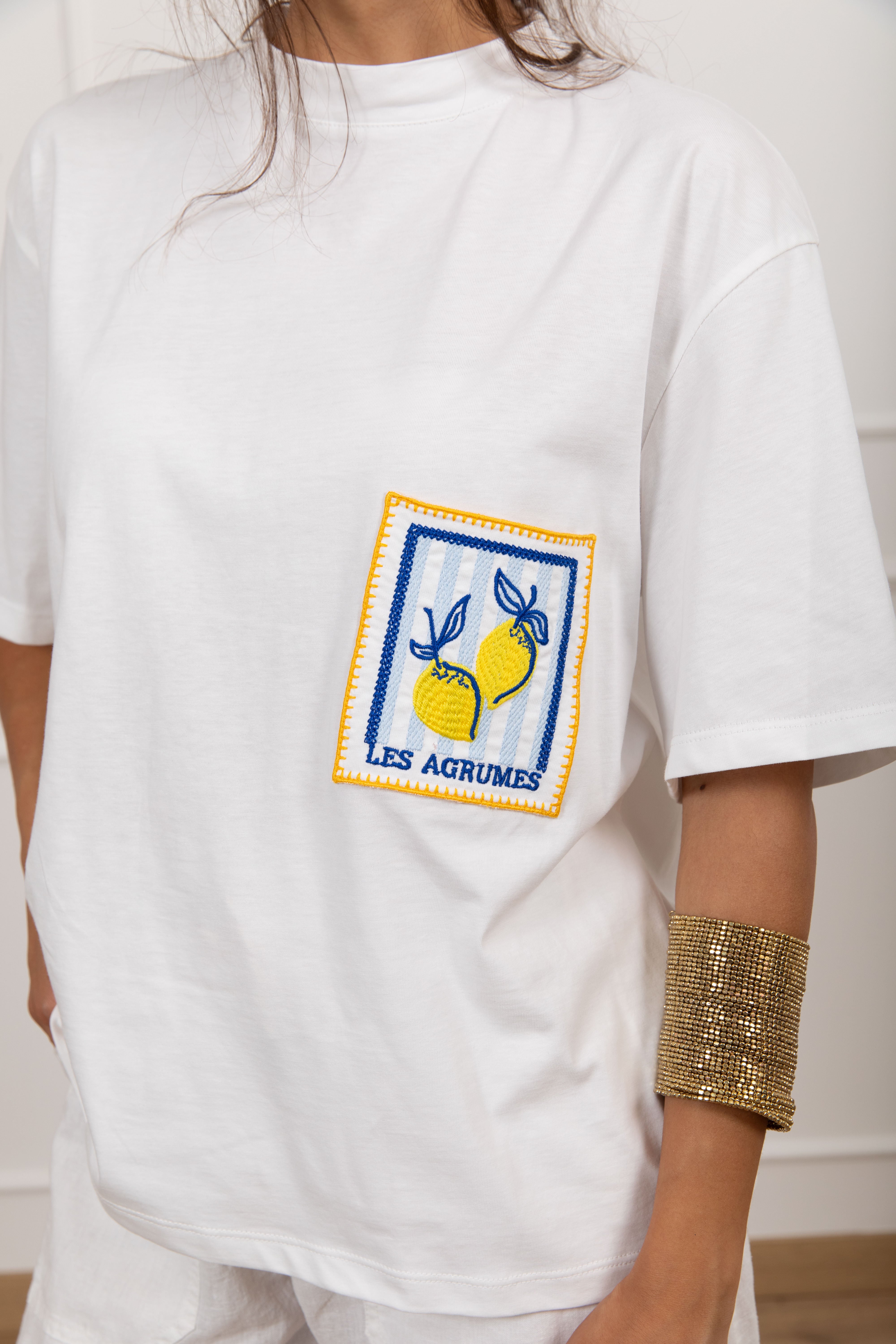 T-shirt con tasca e frase Tensione IN