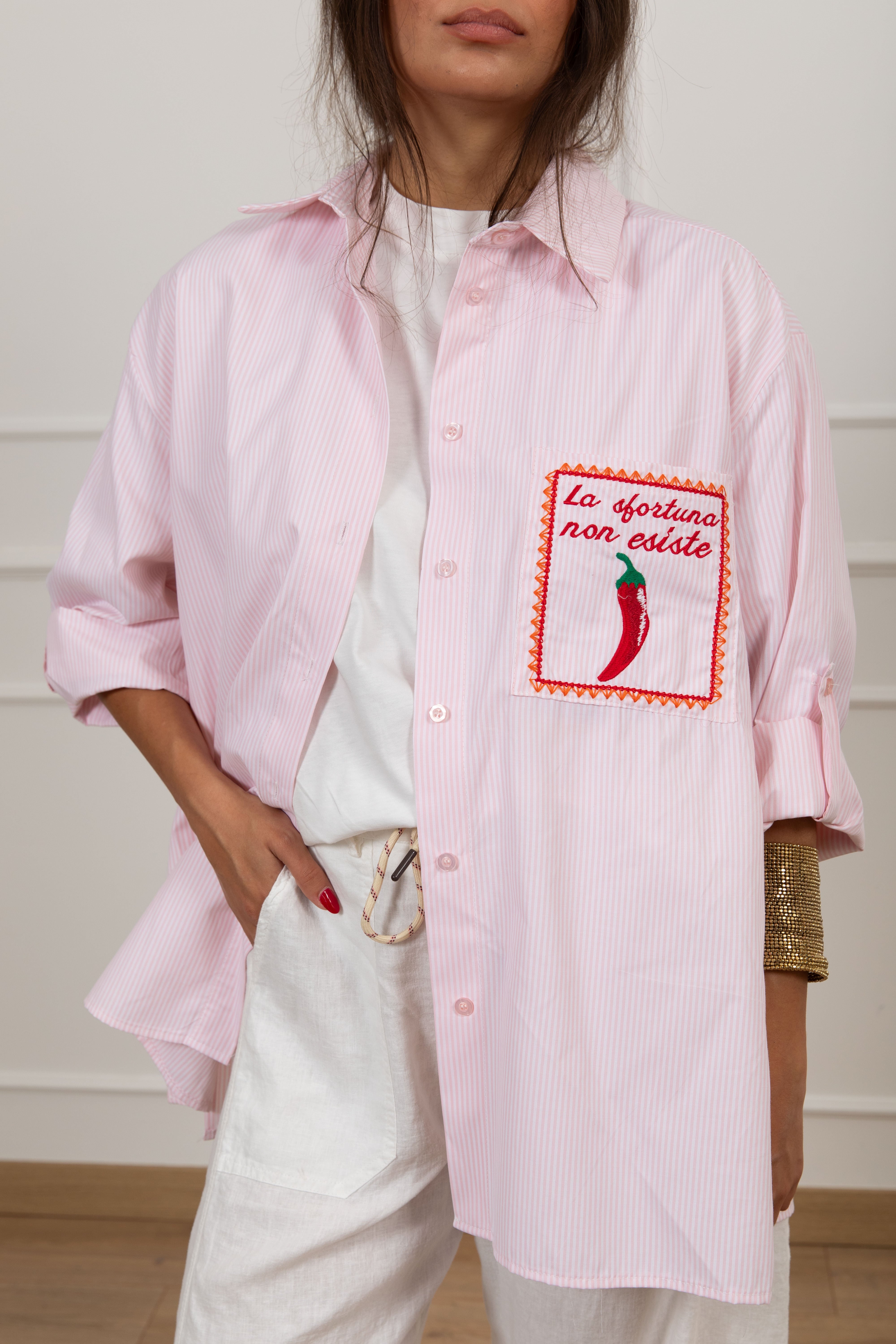 Camicia over-size bacchettata con tasca e frase Tensione IN