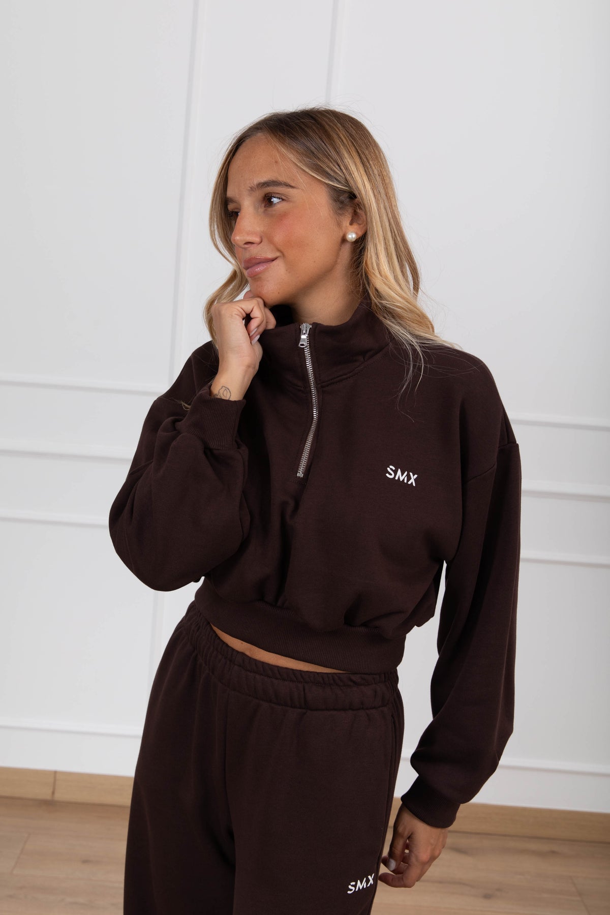 Felpa cropped mezza zip monogram variante cacao Susy Mix Fitness
