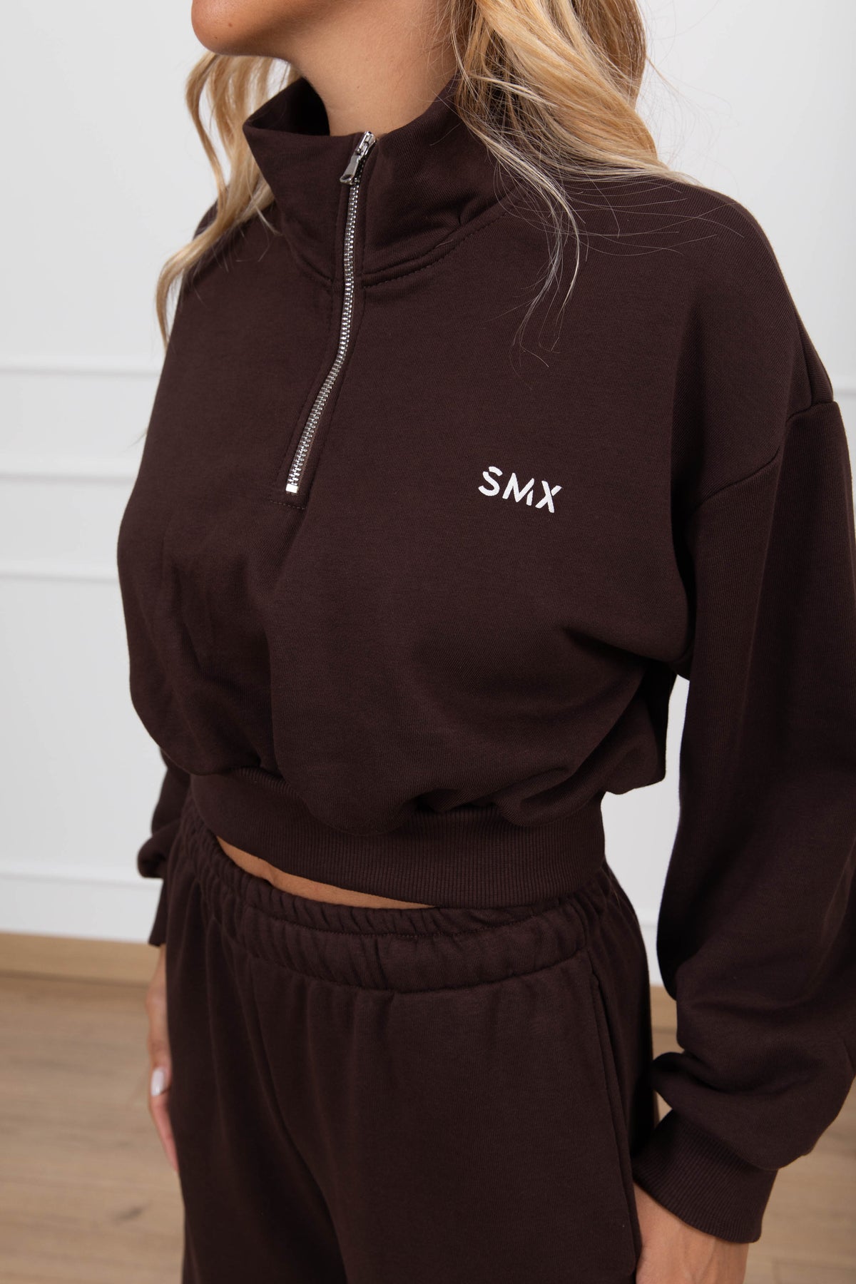 Felpa cropped mezza zip monogram variante cacao Susy Mix Fitness