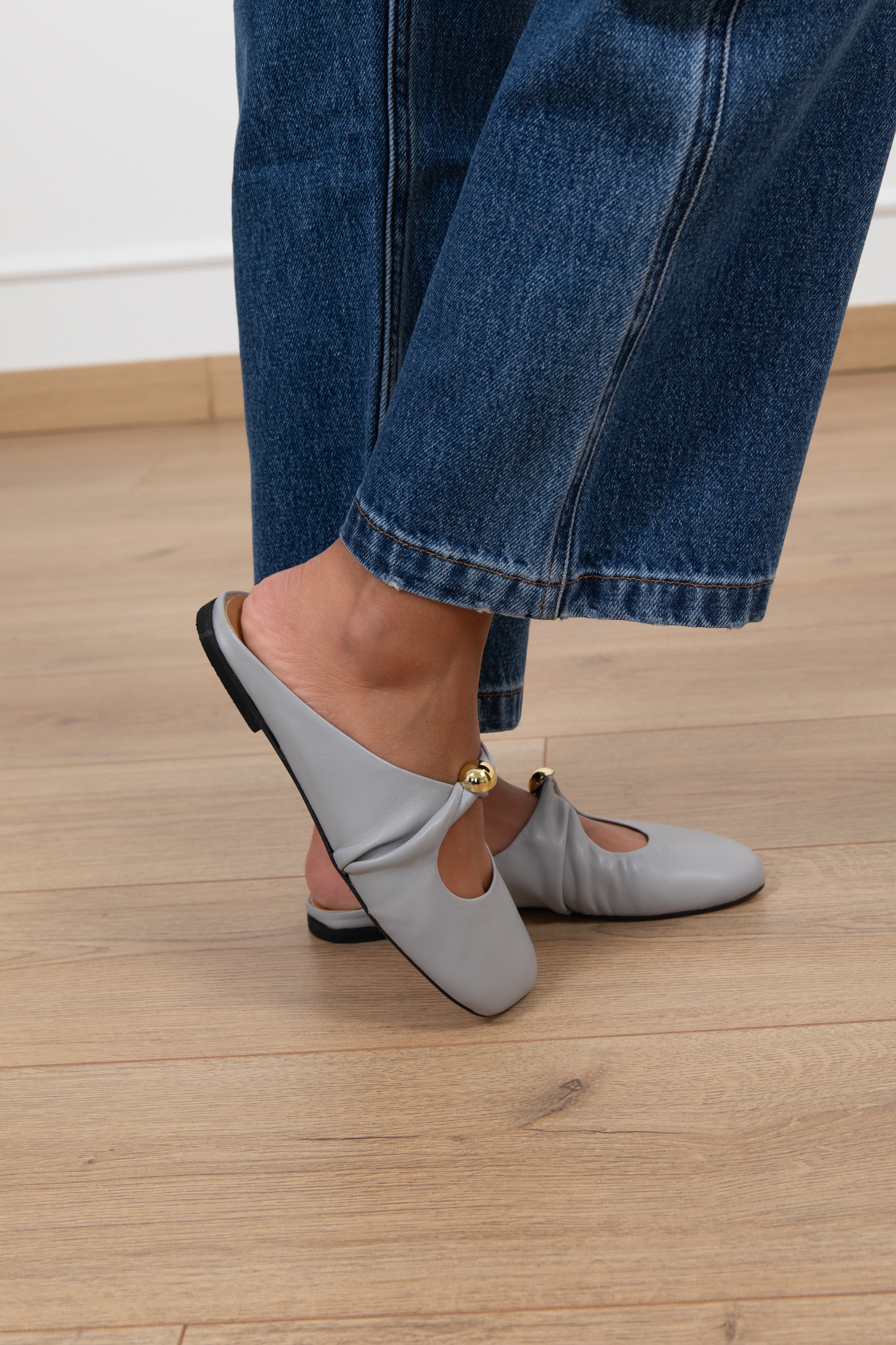 Sabot in pelle con dettaglio Divine Follie