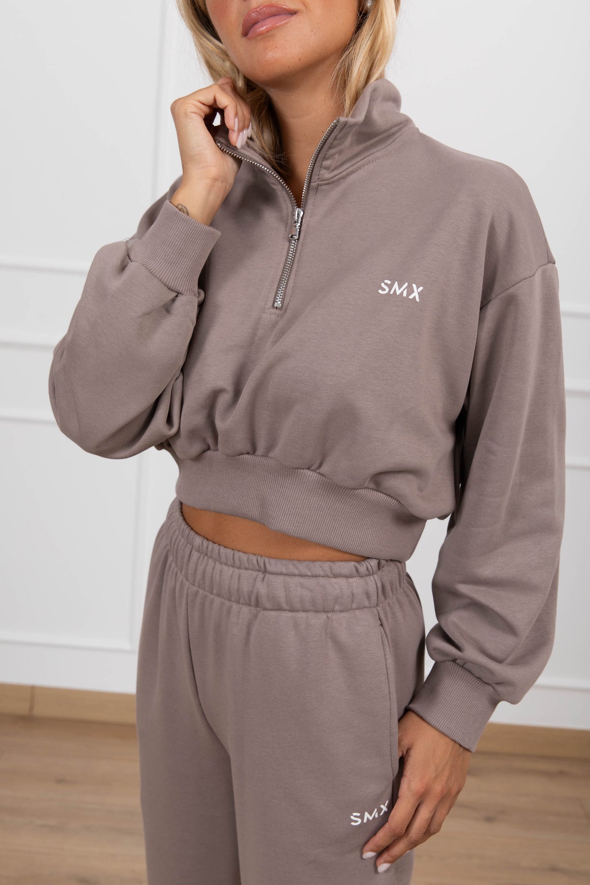 Felpa cropped mezza zip monogram variante tortora Susy Mix Fitness