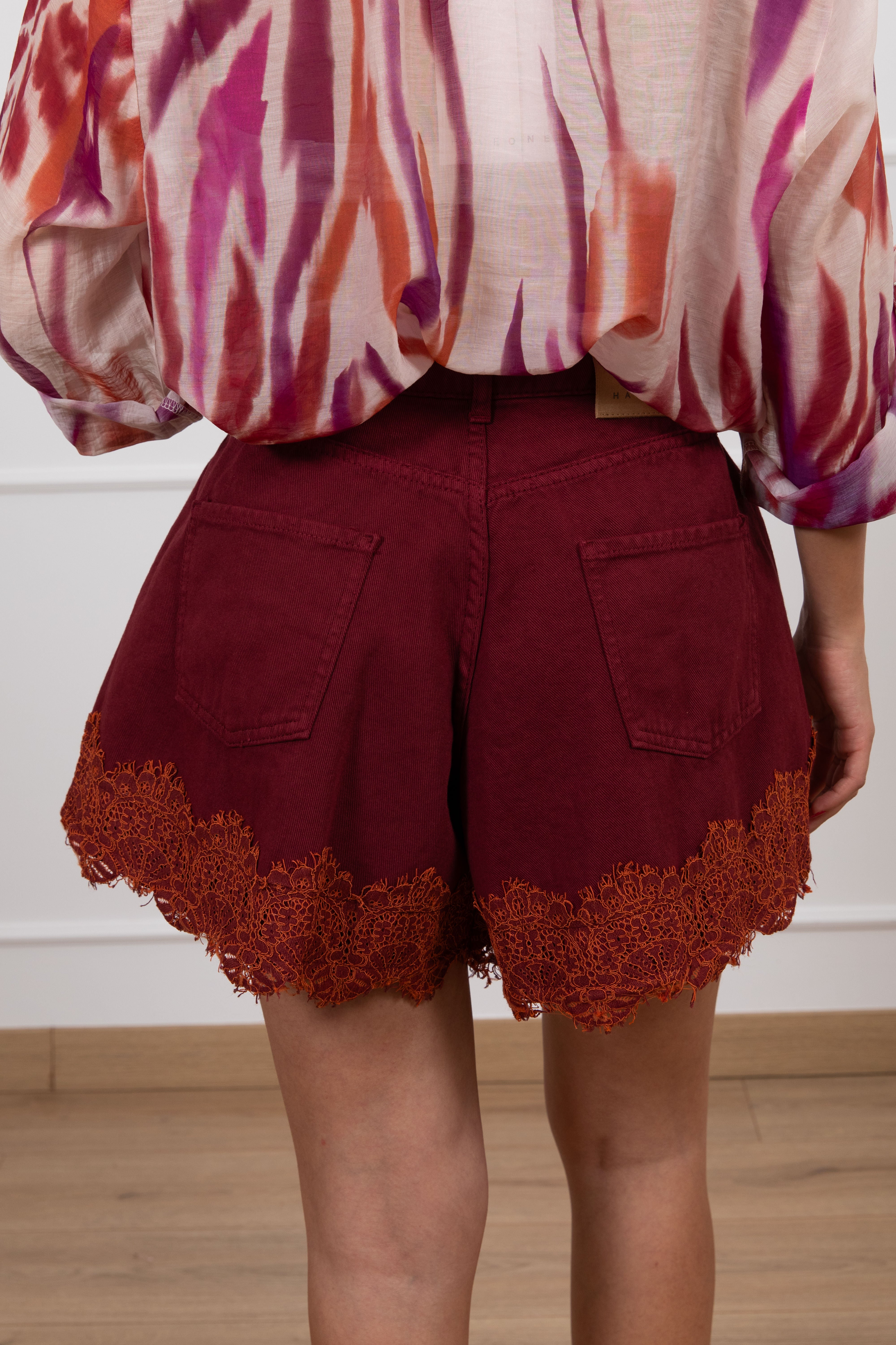 Shorts a farfalla in jeans con fondo in pizzo Haveone