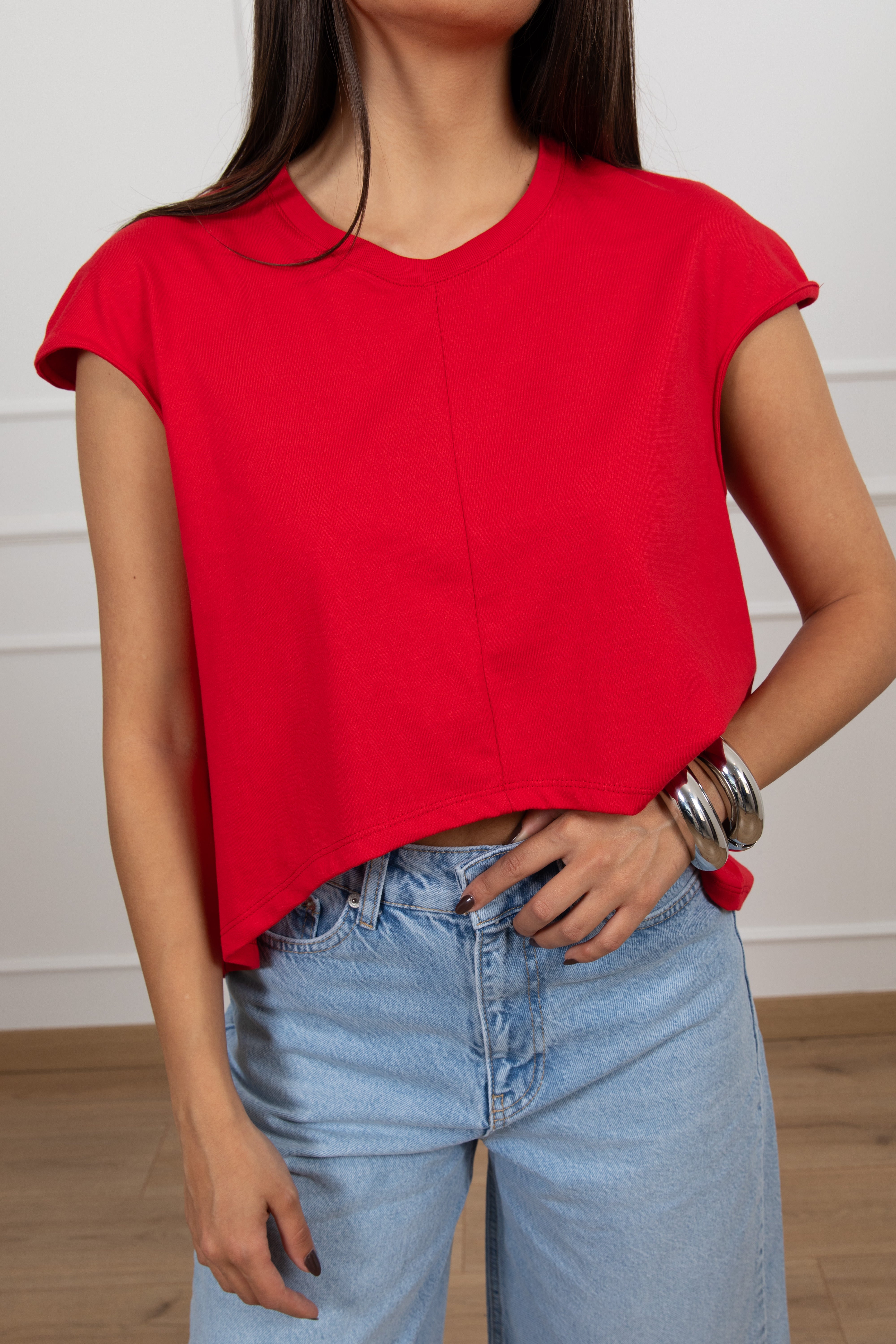 T-shirt smanicata con fondo stondato ViCOLO