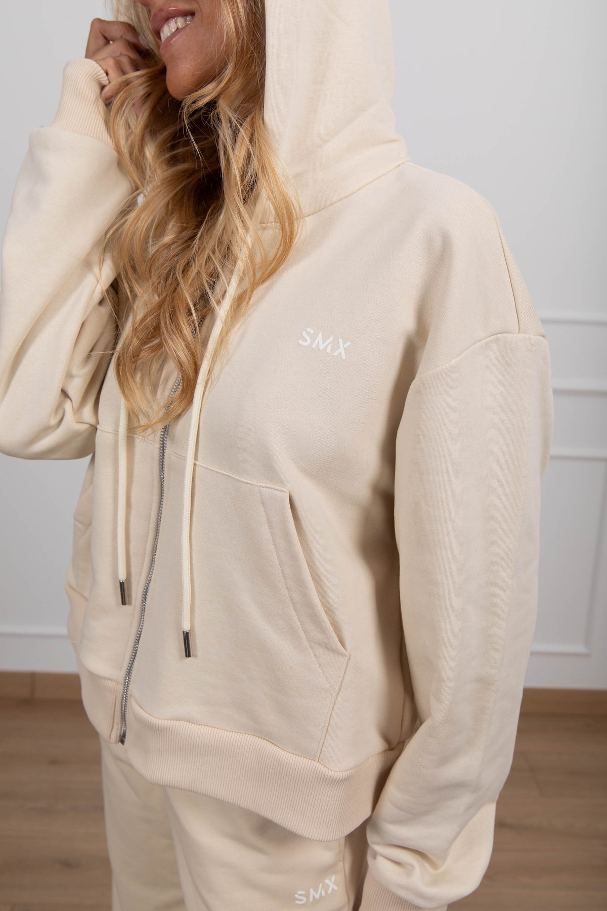 Felpa con zip e cappuccio monogram variante crema Susy Mix Fitness