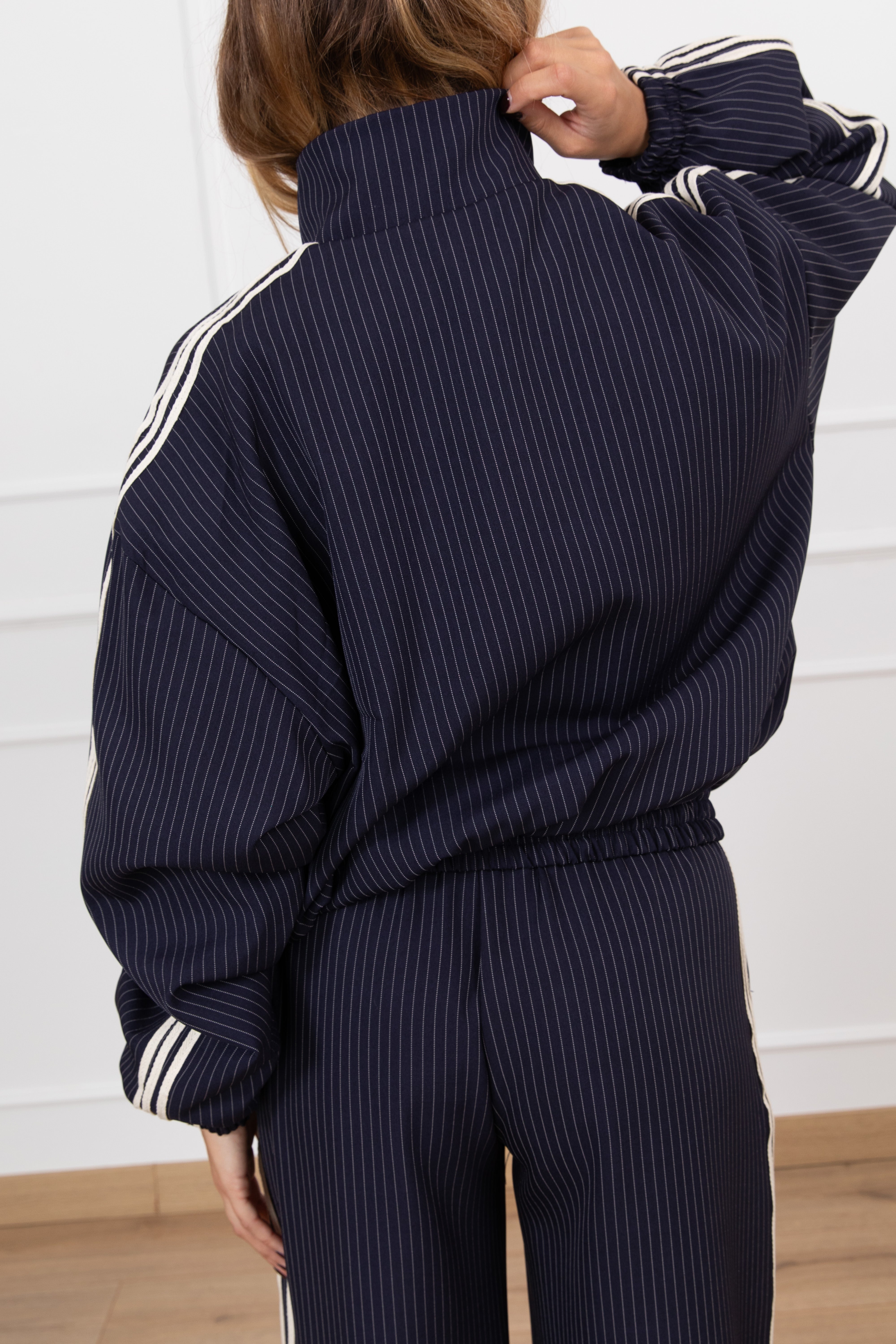 Bomber gessato con bande e ricamo "5" Tensione IN