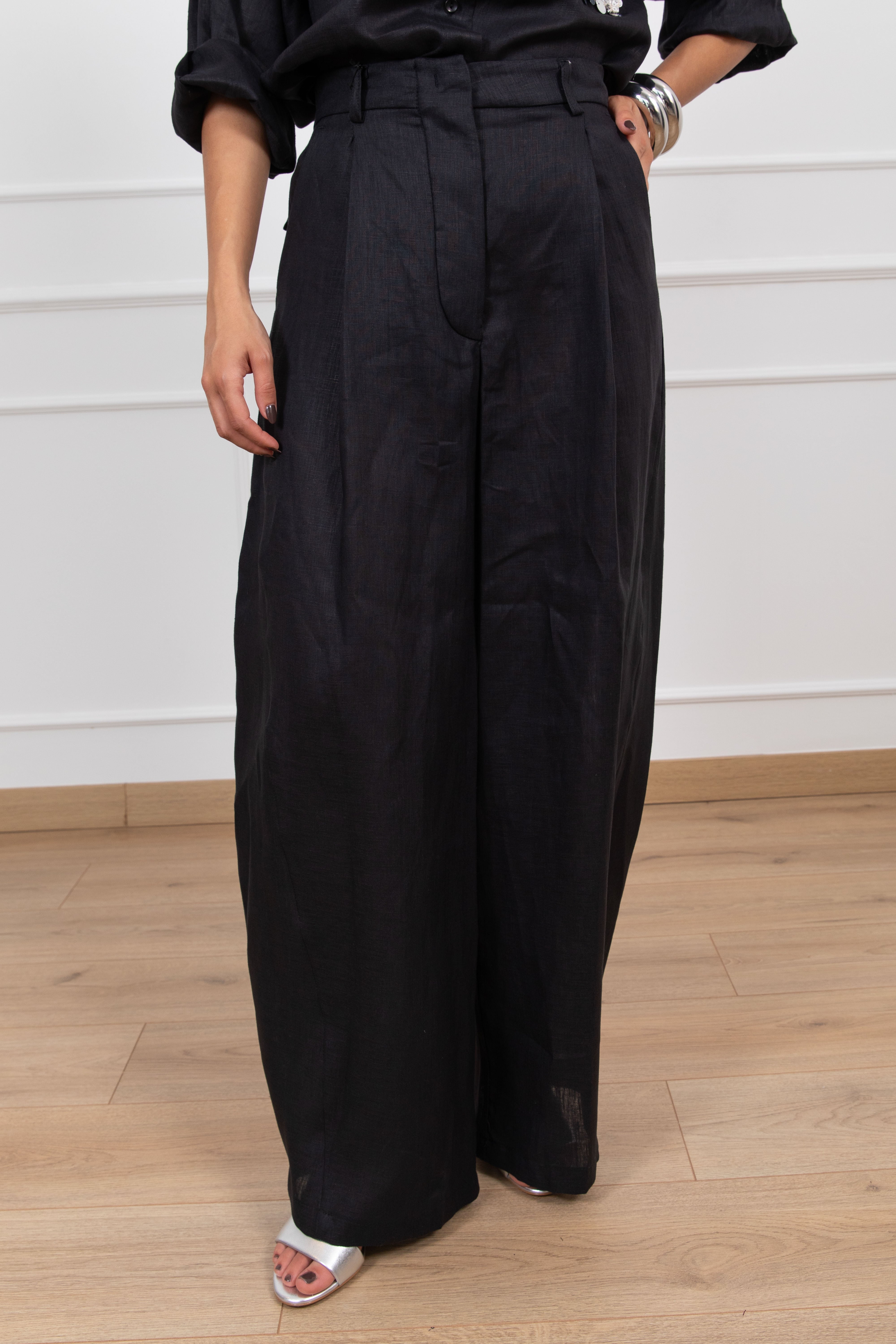 Pantalone barrel-fit in 100% lino con pinces Tensione IN
