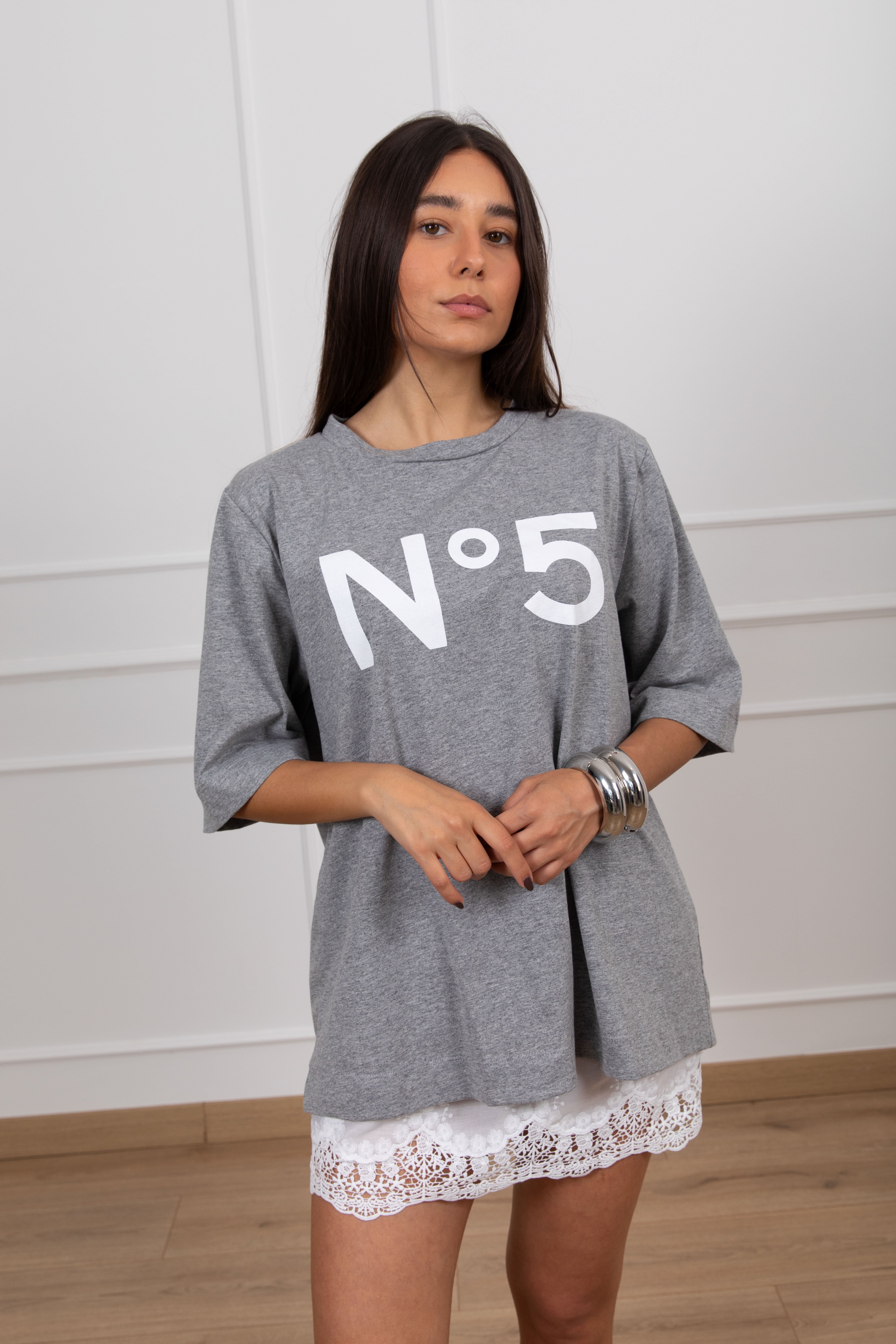 Mini-abito composto t-shirt "N 5" e gonna in pizzo Tensione IN