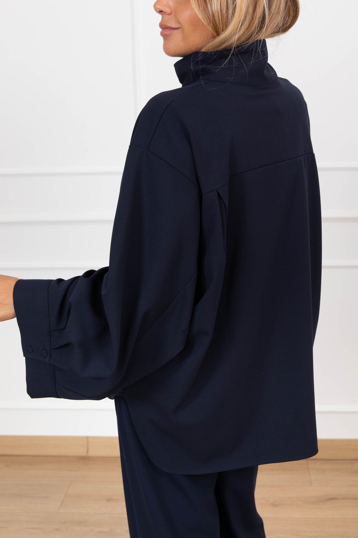 Camicia over-size mezzo-collo con manica ampia variante blu Tensione IN
