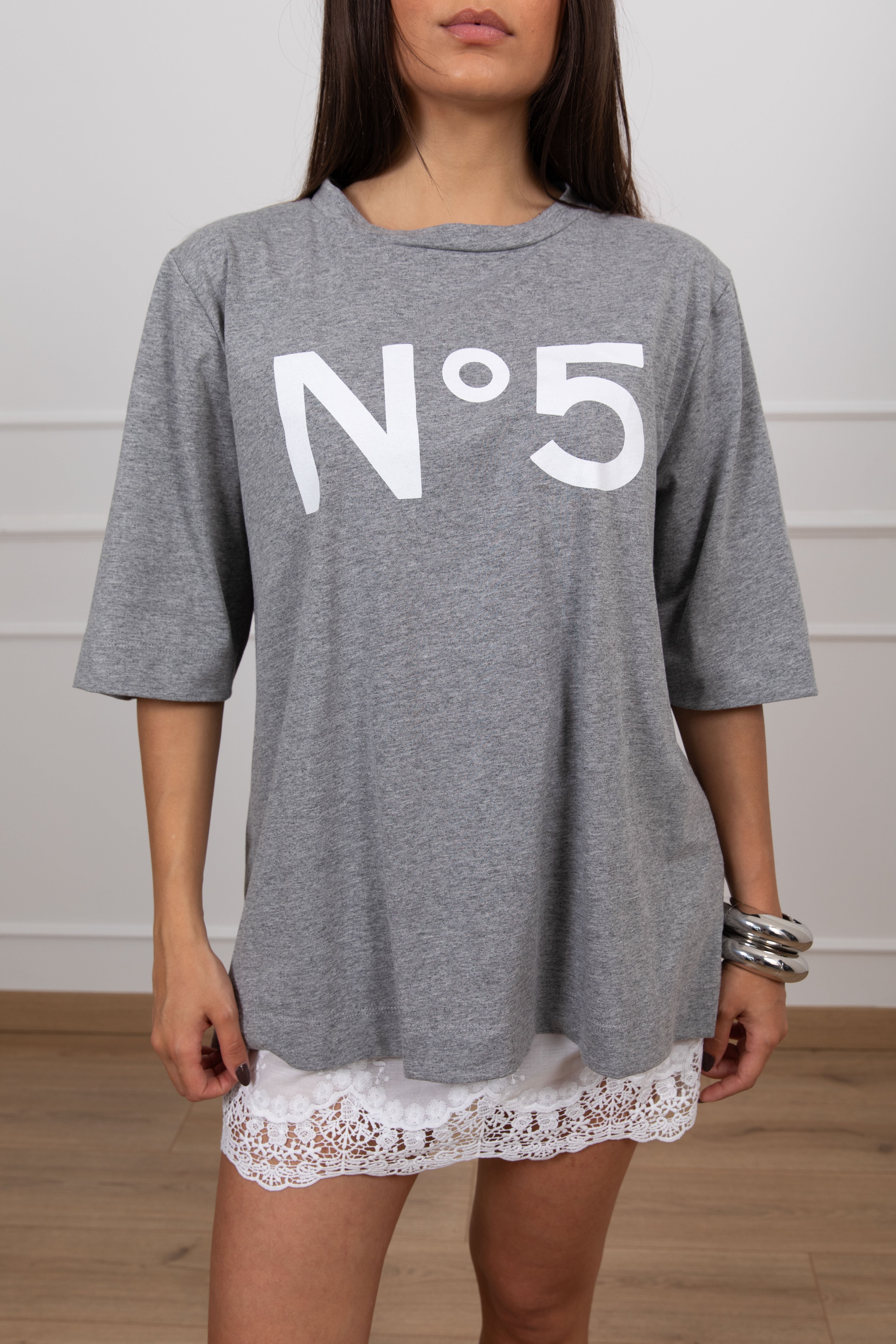 Mini-abito composto t-shirt "N 5" e gonna in pizzo Tensione IN