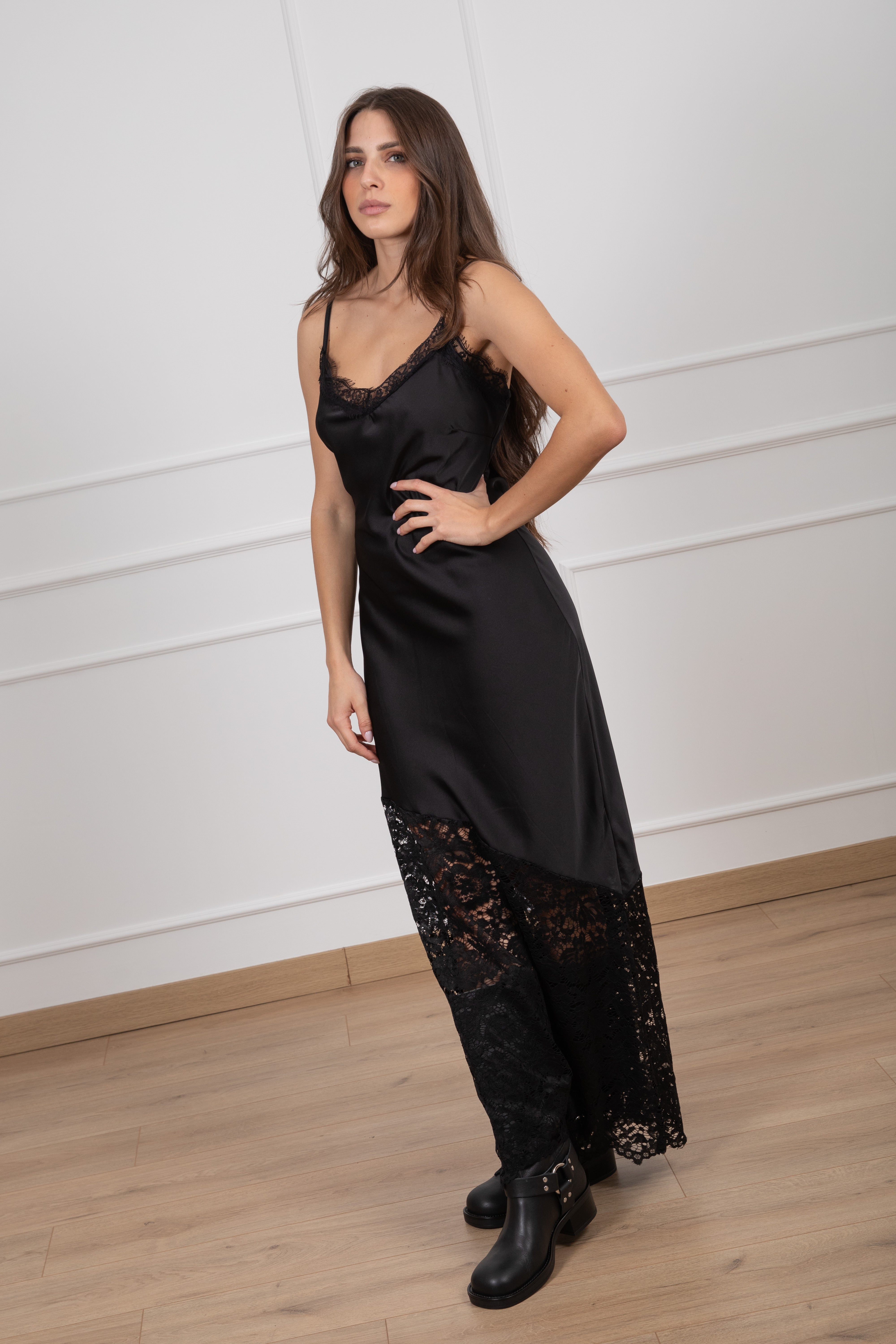 Slip-dress con pizzo asimmetrico sul fondo Susy Mix